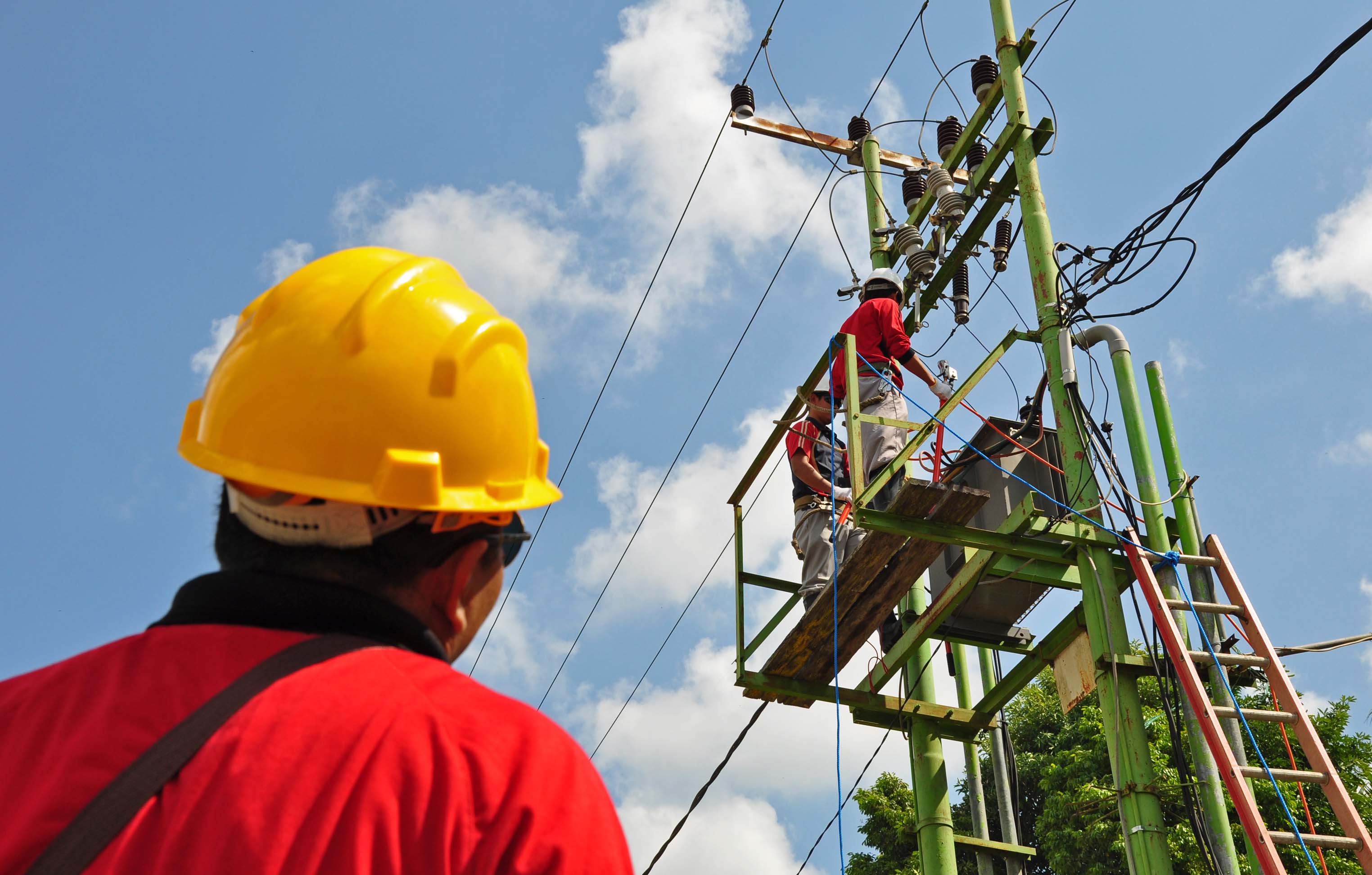 Beberapa petugas PLN wilayah Nusa Tenggara Barat (NTB), melakukan perawatan gardu distribusi.