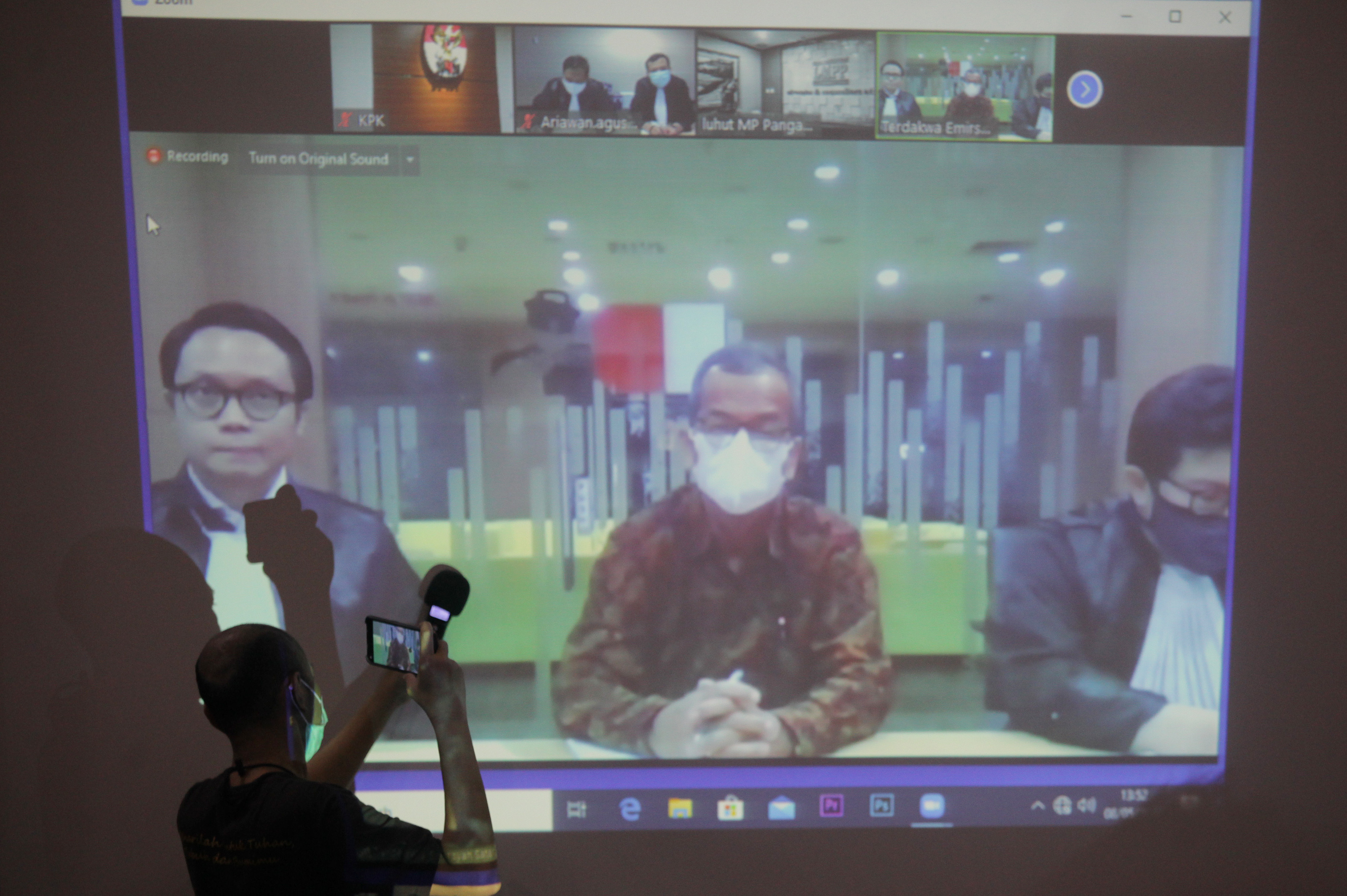 Tayangan video conference (vicon) yang menayangkan terdakwa mantan Dirut Garuda Indonesia Emirsyah Satar (tengah).