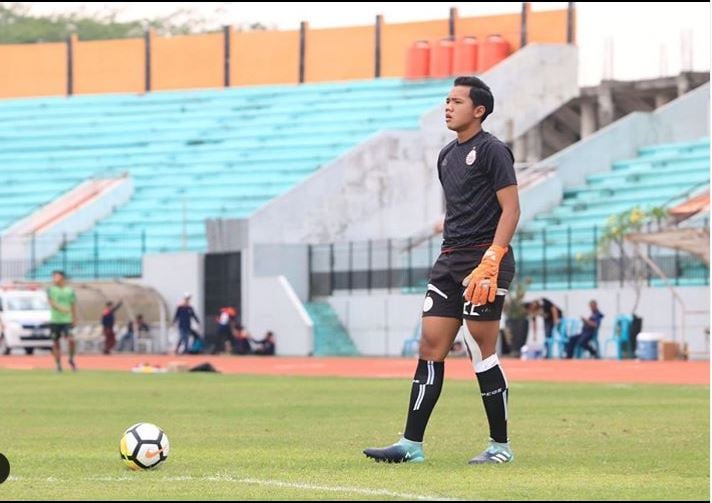 Penjaga gawang Muhammad Risky Sudirman 