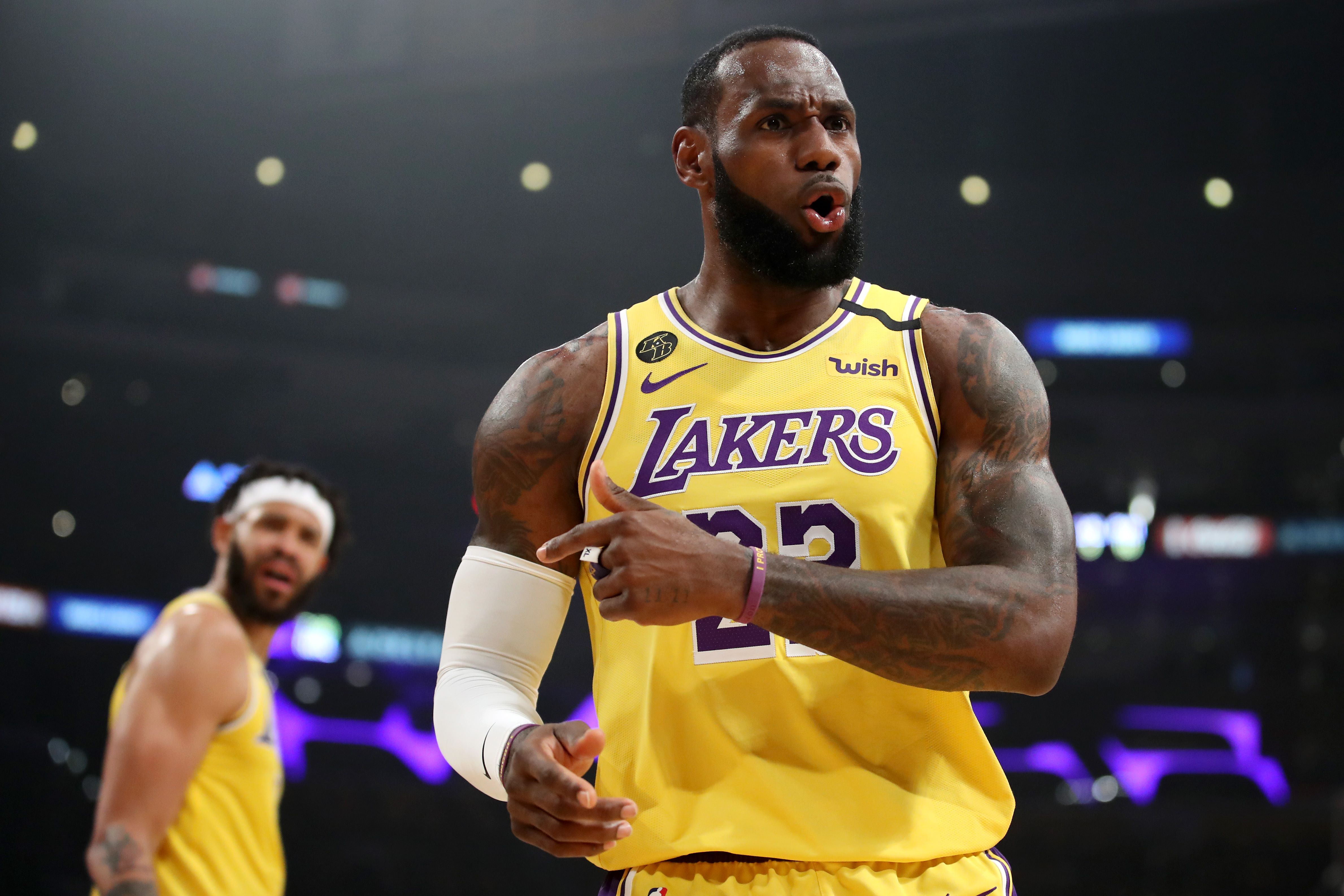 Pemain Los Angeles Lakers, LeBron James, dalam sesi pertandingan di Staples Center, California.