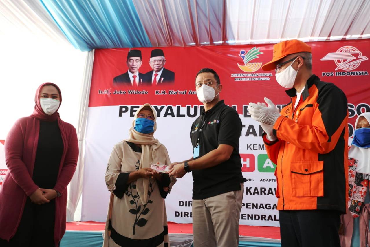 Mensos Juliari P Batubara (kedua dari kanan) saat menyerahkan BST kepada warga di Cikampek