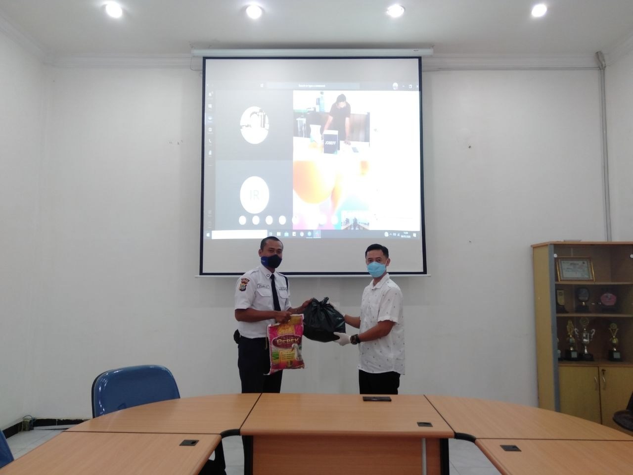 Penyerahan simbolis bansos sembako oleh BPJS Kesehatan Cabang Sorong kepada warga sekitar, Jumat (15/5/2020).