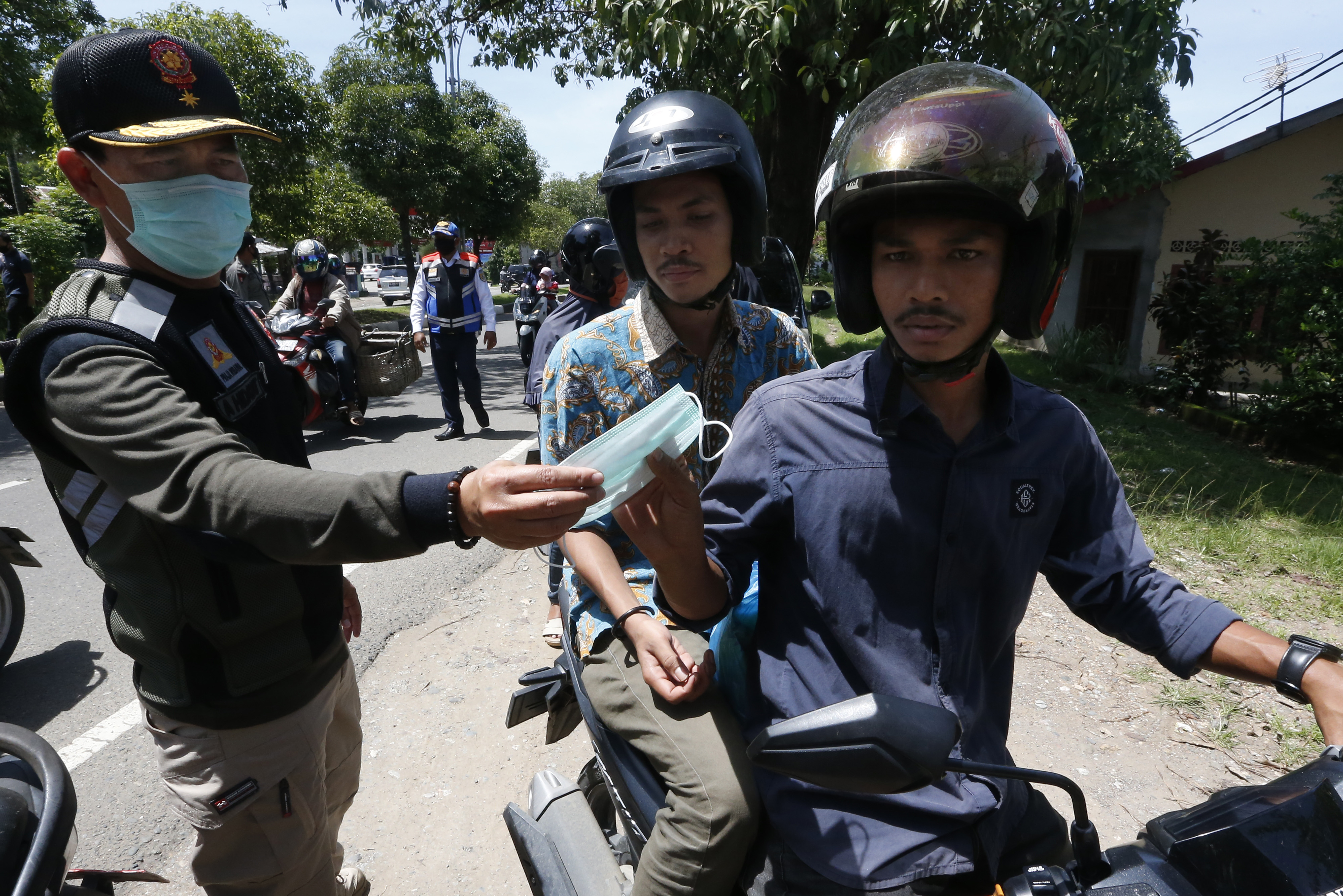Razia penegakan peraturan wali kota tentang penggunaan masker di perbatasan kota Banda Aceh