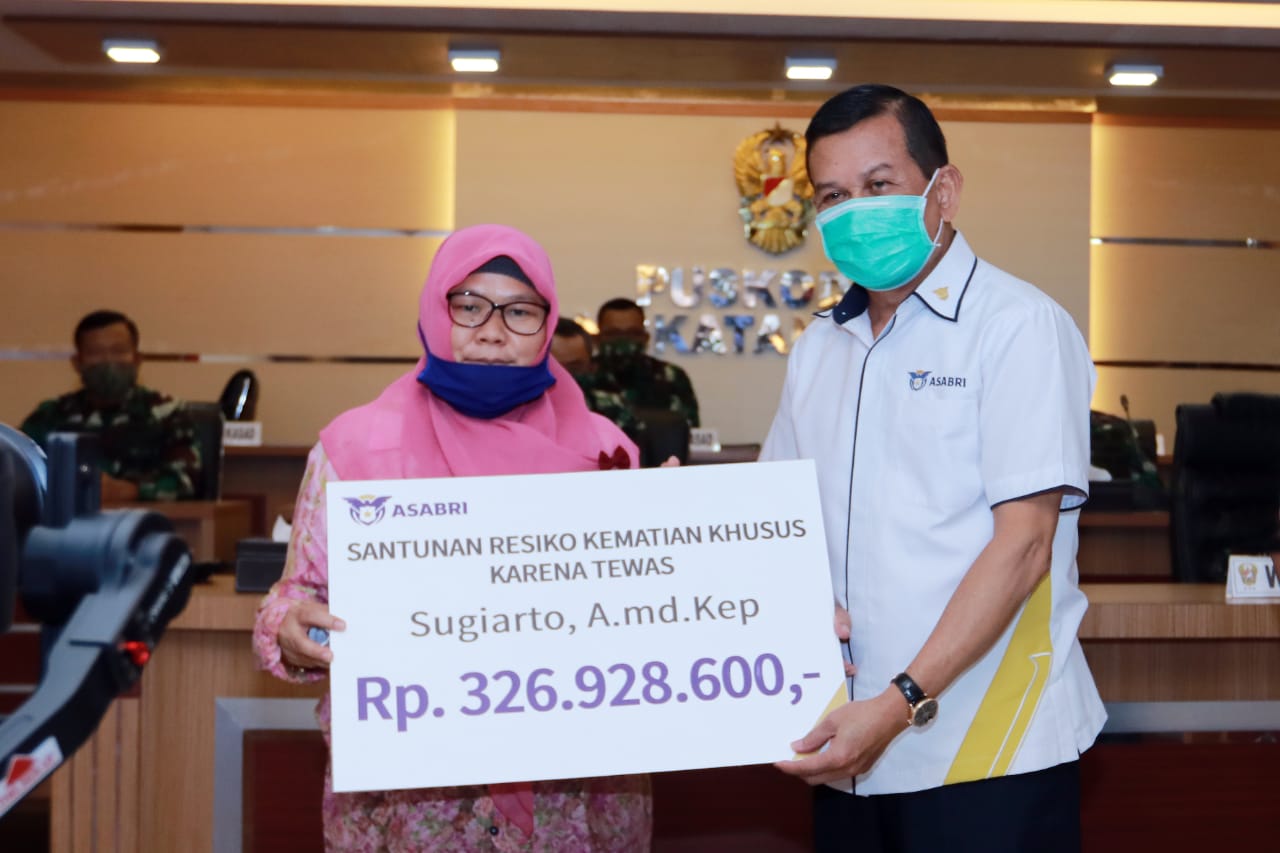 ASABRI memberikan santunan kepada ahli waris Alm. Sugiarto, Ary Suryanti sejumlah Rp 326.928.600 yang terdiri dari SRKK karena meninggal.