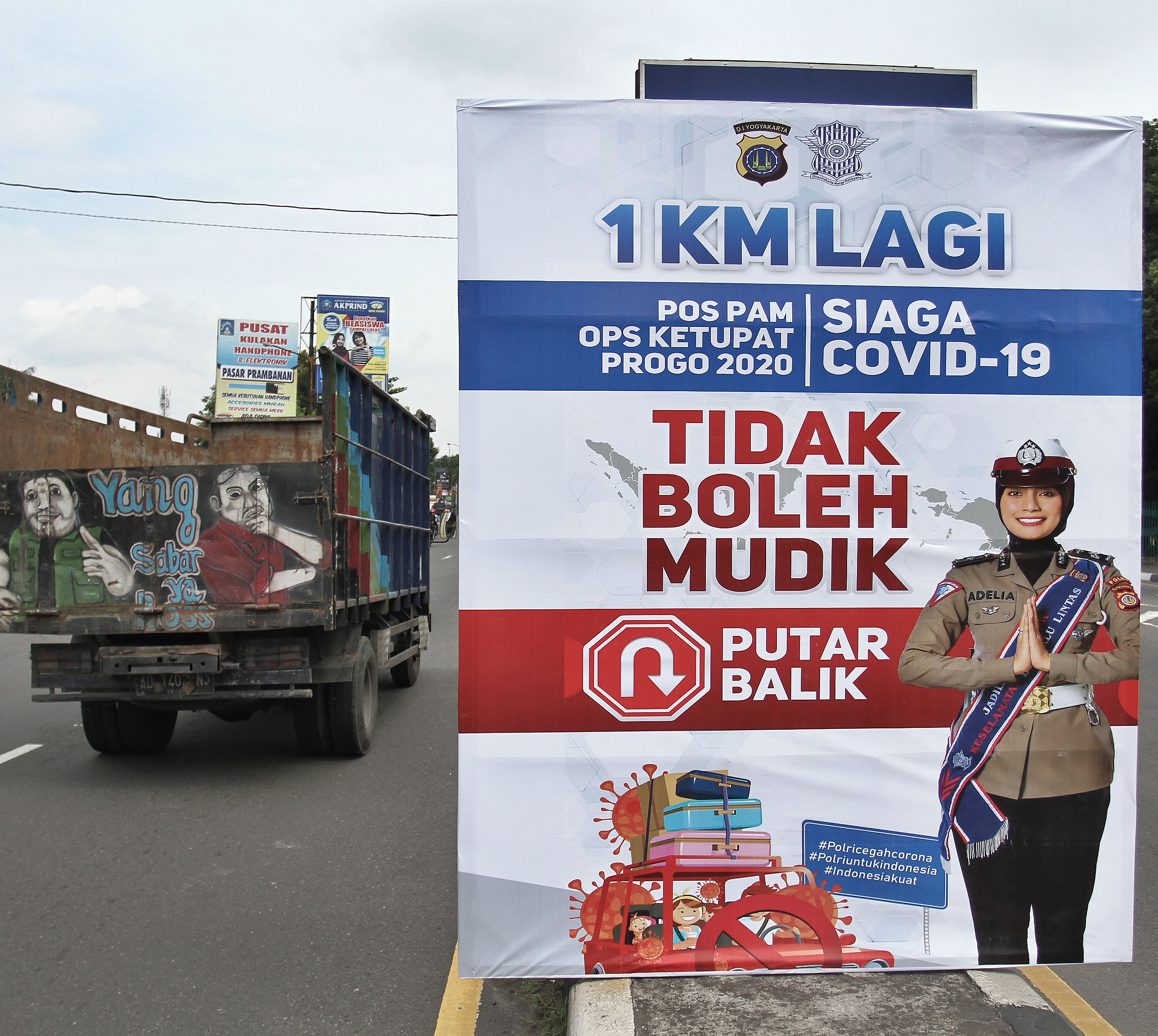 Sejumlah kendaraan melintasi perbatasan wilayah Yogyakarta-Jawa Tengah.