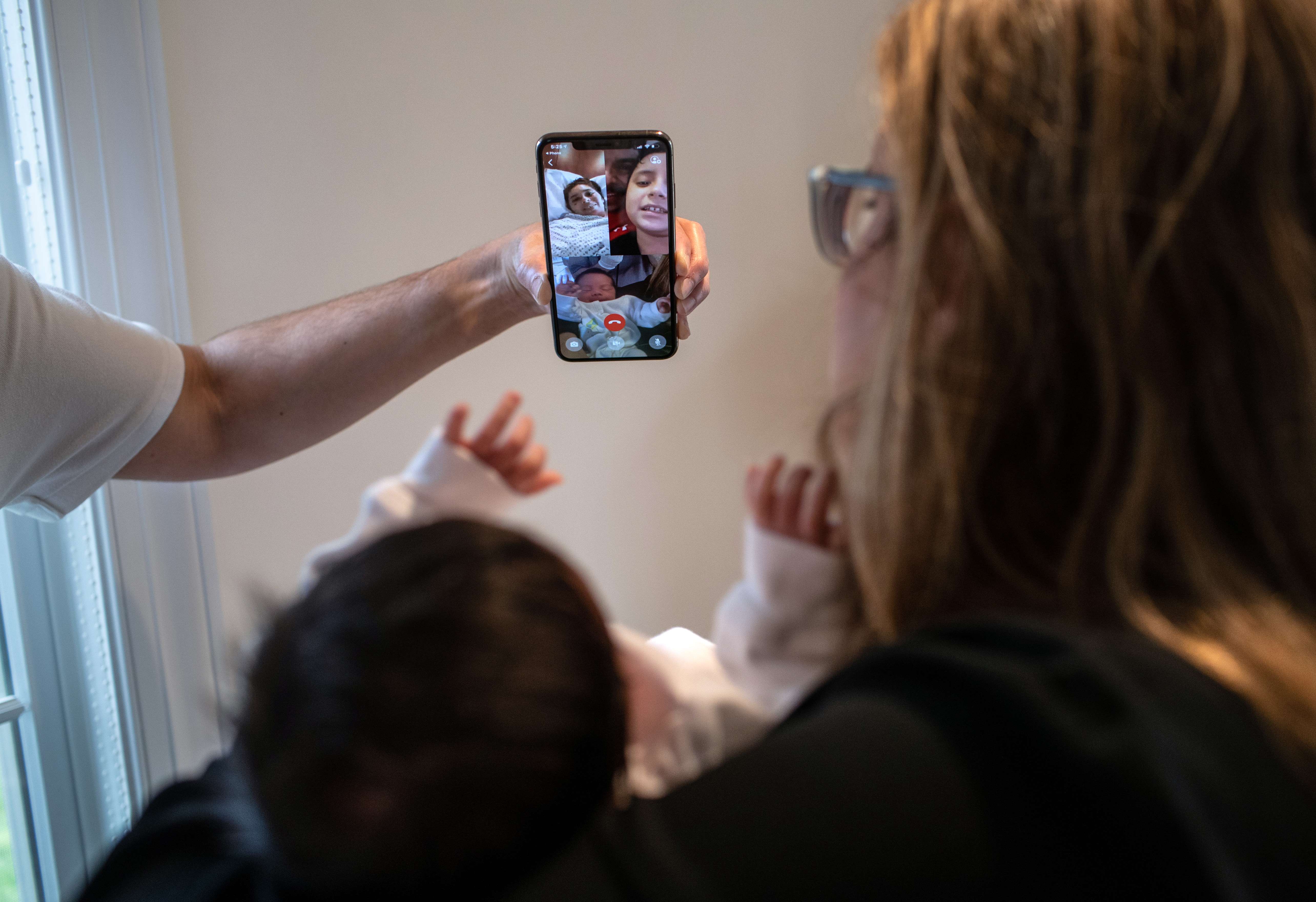 Warga berkomunikasi menggunakan aplikasi Zoom.