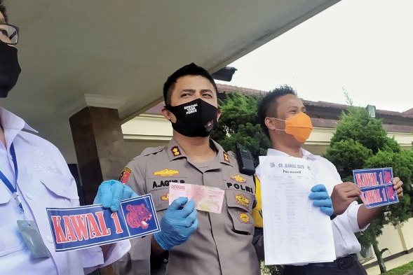  Polisi menunjukan barang bukti aksi pungli yang terjadi di Kabupaten Bandung.