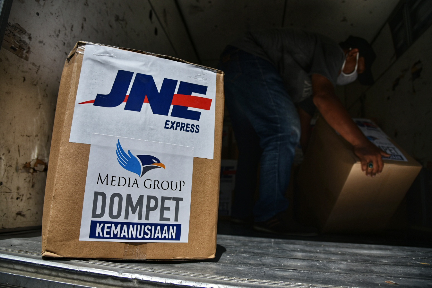 Relawan mengangkat bantuan APD dari donatur Dompet Kemanusiaan Media Group di Lobby Gedung Metro TV, Kedoya, Jakarta.