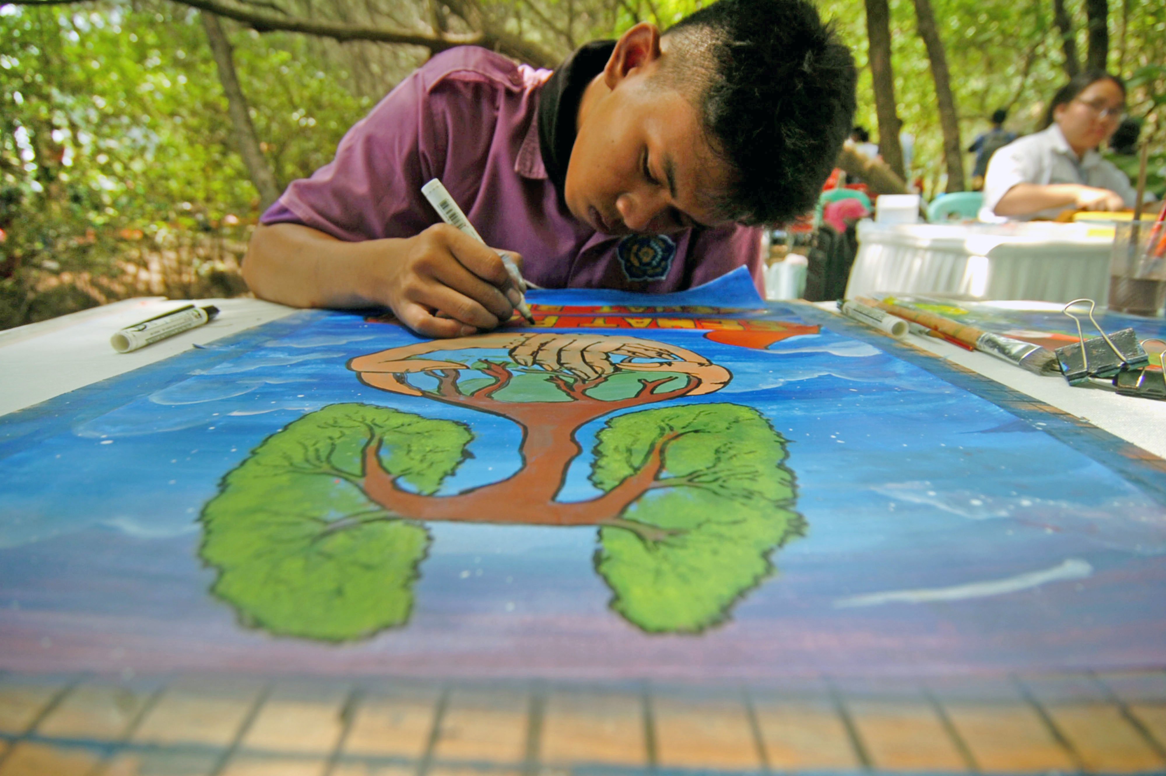 Anak sedang ikut lomba menggambar (ilustrasi)