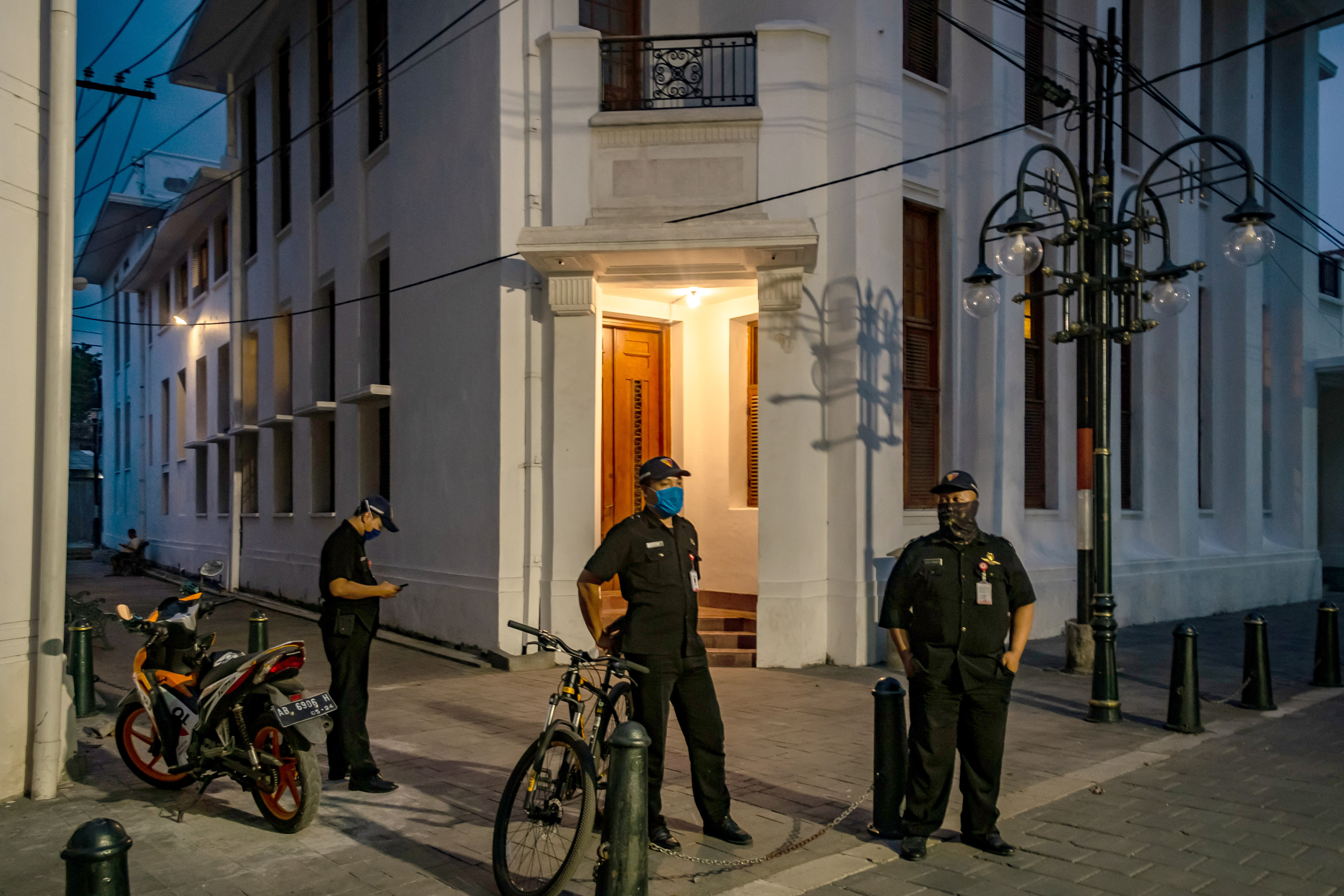 Petugas dari Dinas Pariwisata Kota Semarang berjaga untuk memastikan tidak ada kerumunan massa di Kawasan Kota Lama Semarang, Jawa Tengah.