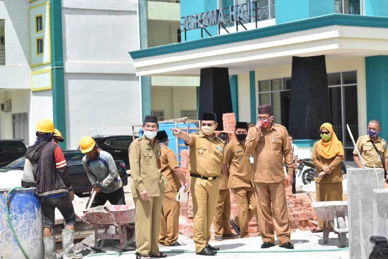 Gubernur Babel Erzaldi Rosman Djohan meninjau kesiapan pembangunan masjid di Gedung Asrama Haji Babel, Senin (4/5)