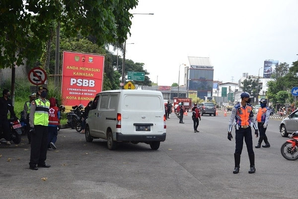 Petugas menghentikan kendaraan ekpedisi yang mengangkut pemudik di Kota Bandung, Jawa Barat. 