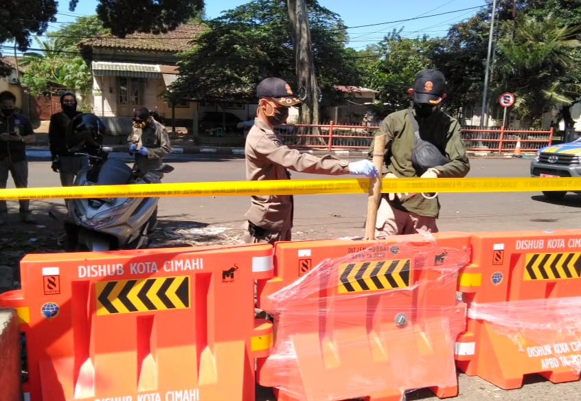 Pasar Antri Cimahi ditutup karena dua pedagang positif Covid-19.