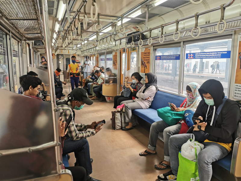 Suasana KRL saat PSBB