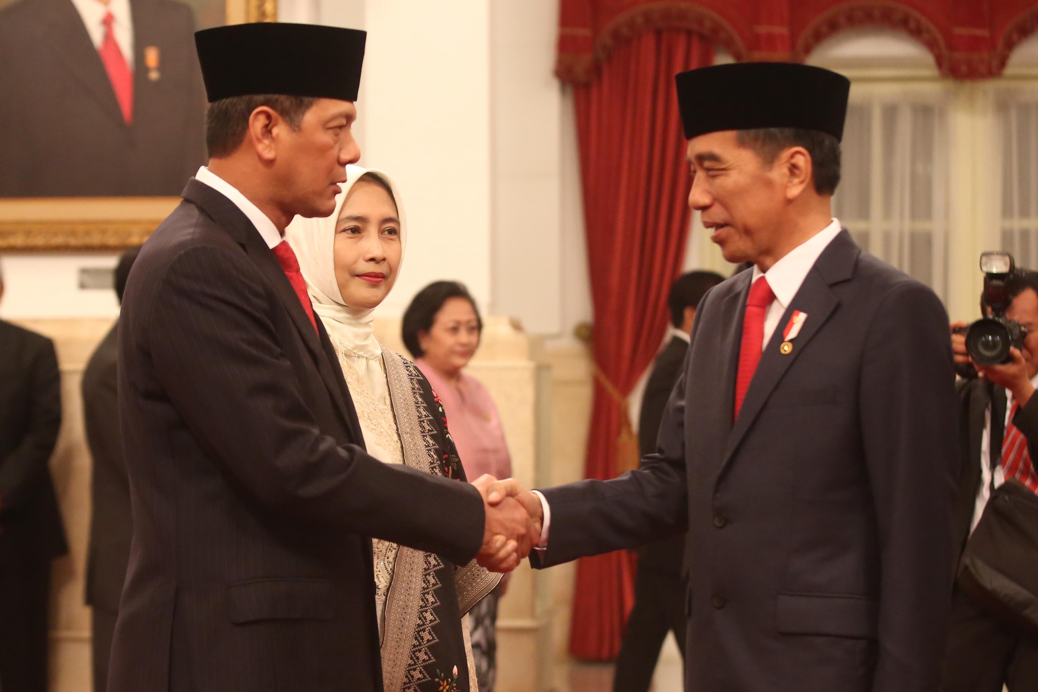 Presiden Joko Widodo (kanan) dan Kepala BNPB Doni Monardo. MI/RAMDANI