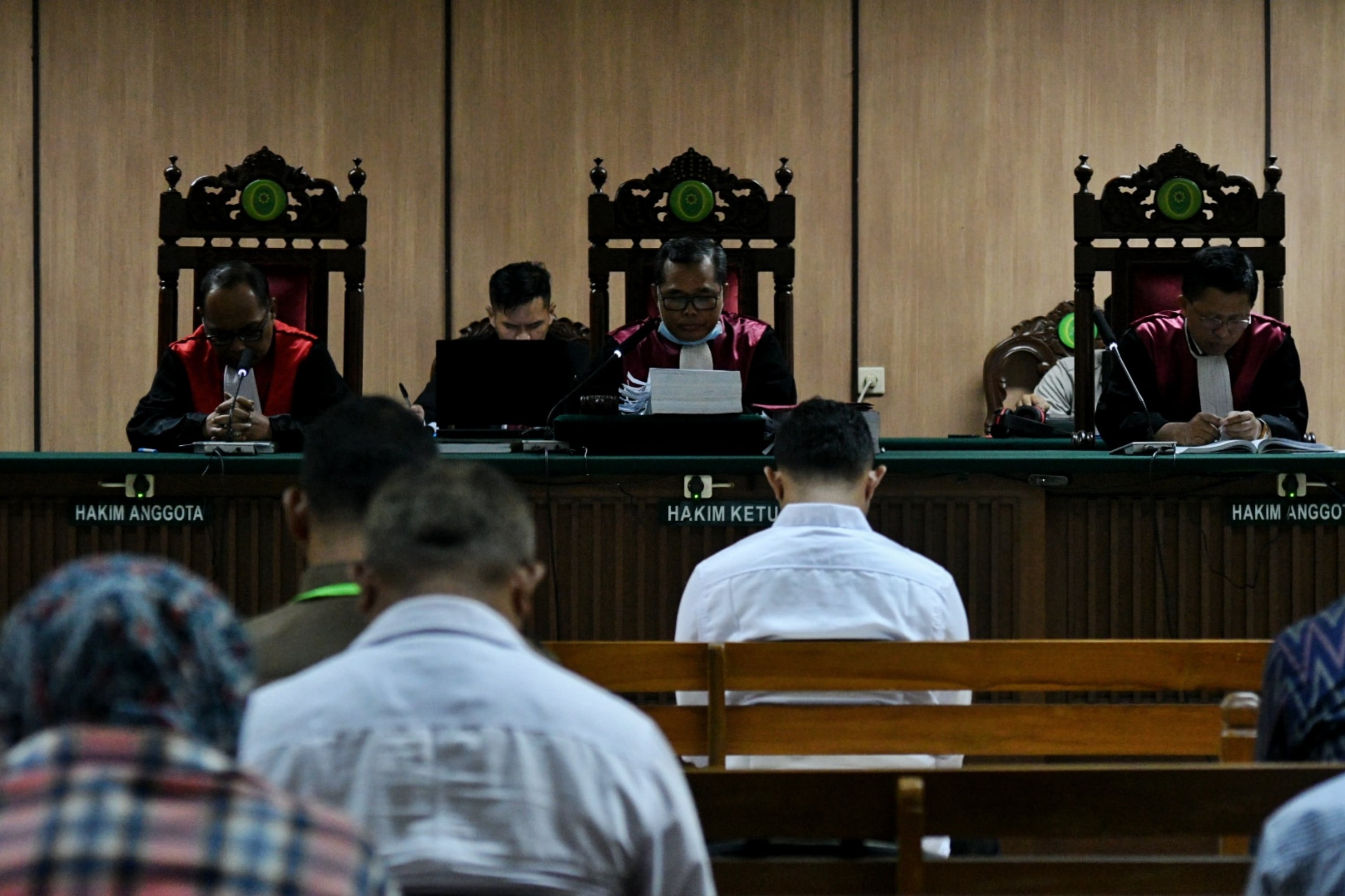 Tersangka kasus penyiraman penyidik senior KPK Novel Baswedan menjalani sidang perdana di Pengadilan Negeri Jakarta Utara, Kamis (19/3)