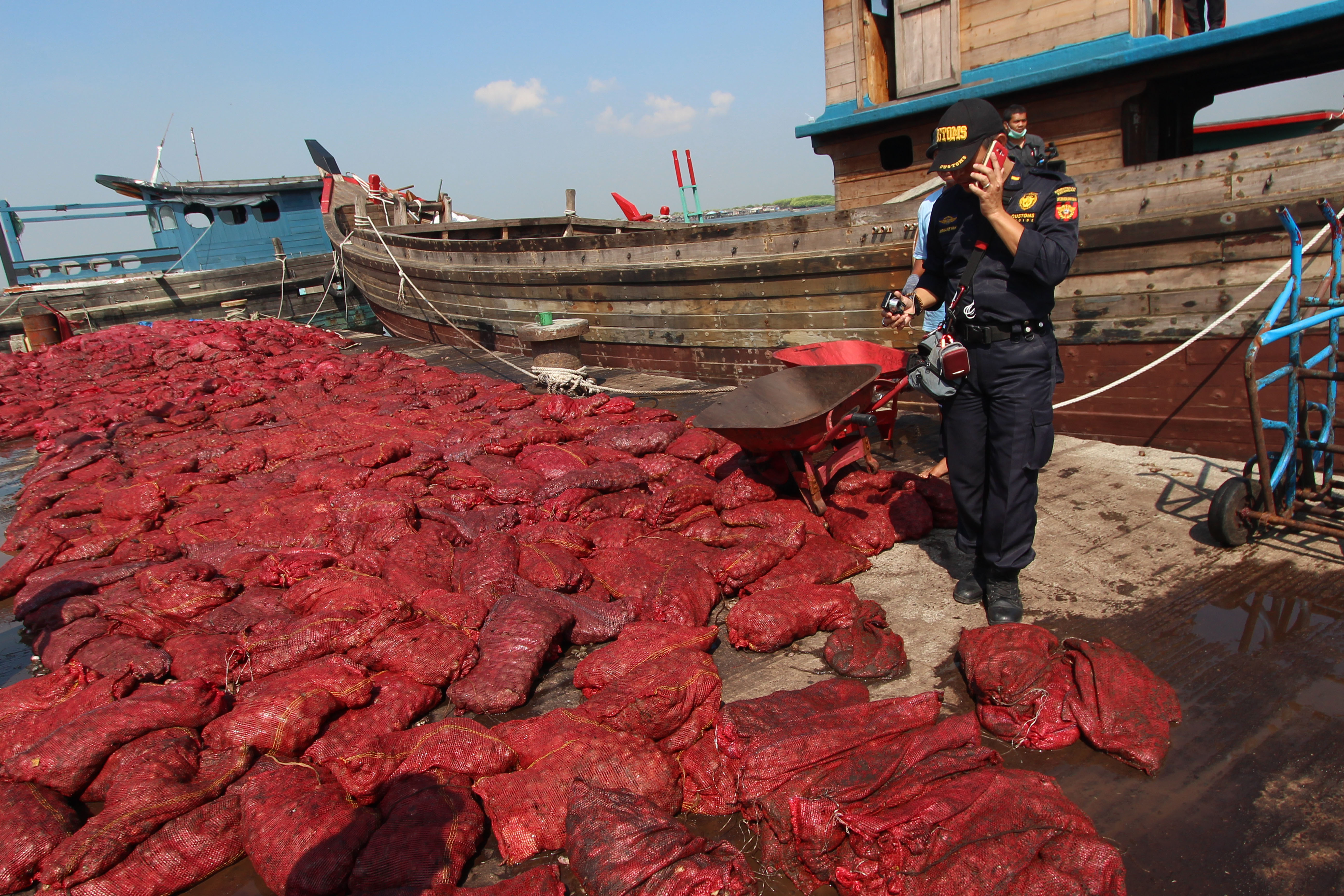  Petugas Bea dan Cukai berada ditumpukan bawang ilegal saat dimusnahkan di Pelabuhan Belawan Medan, Sumatra Utara