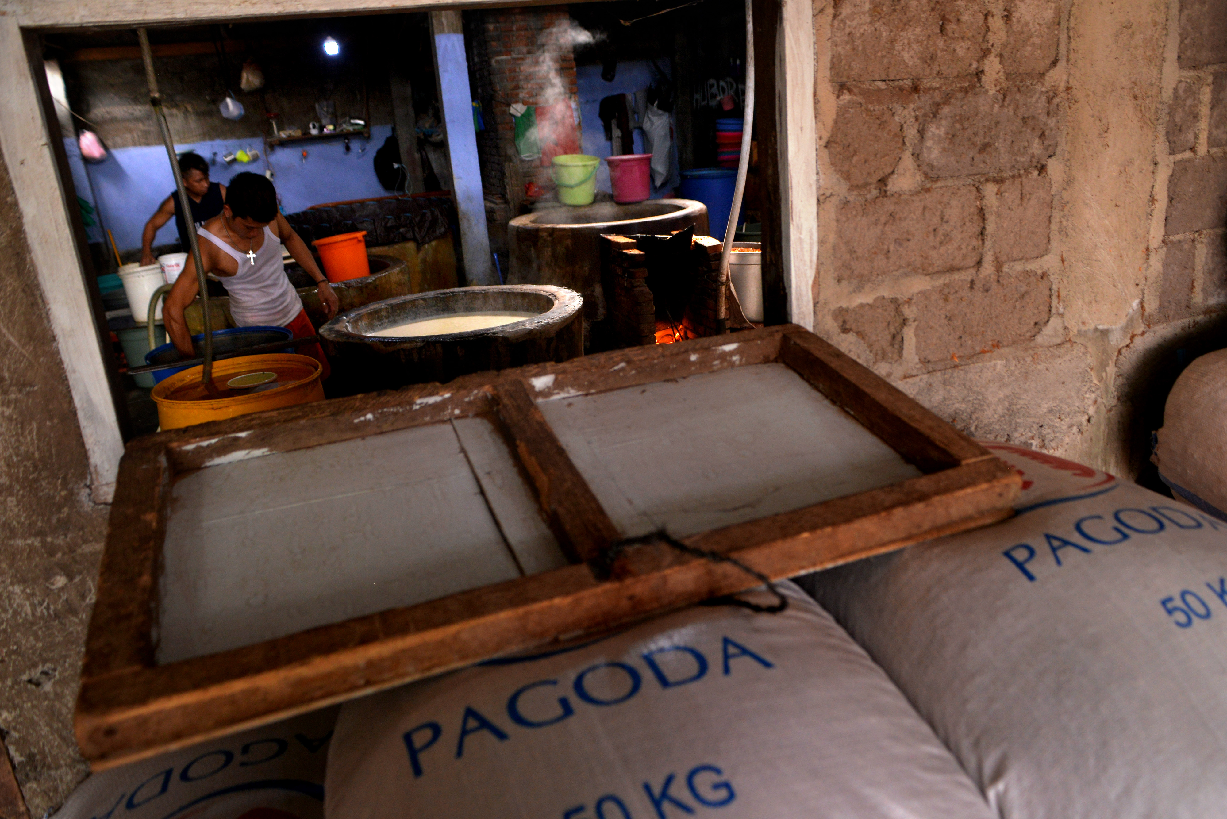 Suasan di pabrik pembuatan tahu