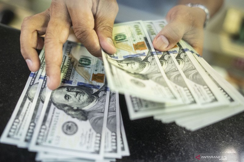 Karyawan menghitung uang dolar di gerai penukaran mata uang asing Ayu Masagung, Jakarta, Senin (18/5).