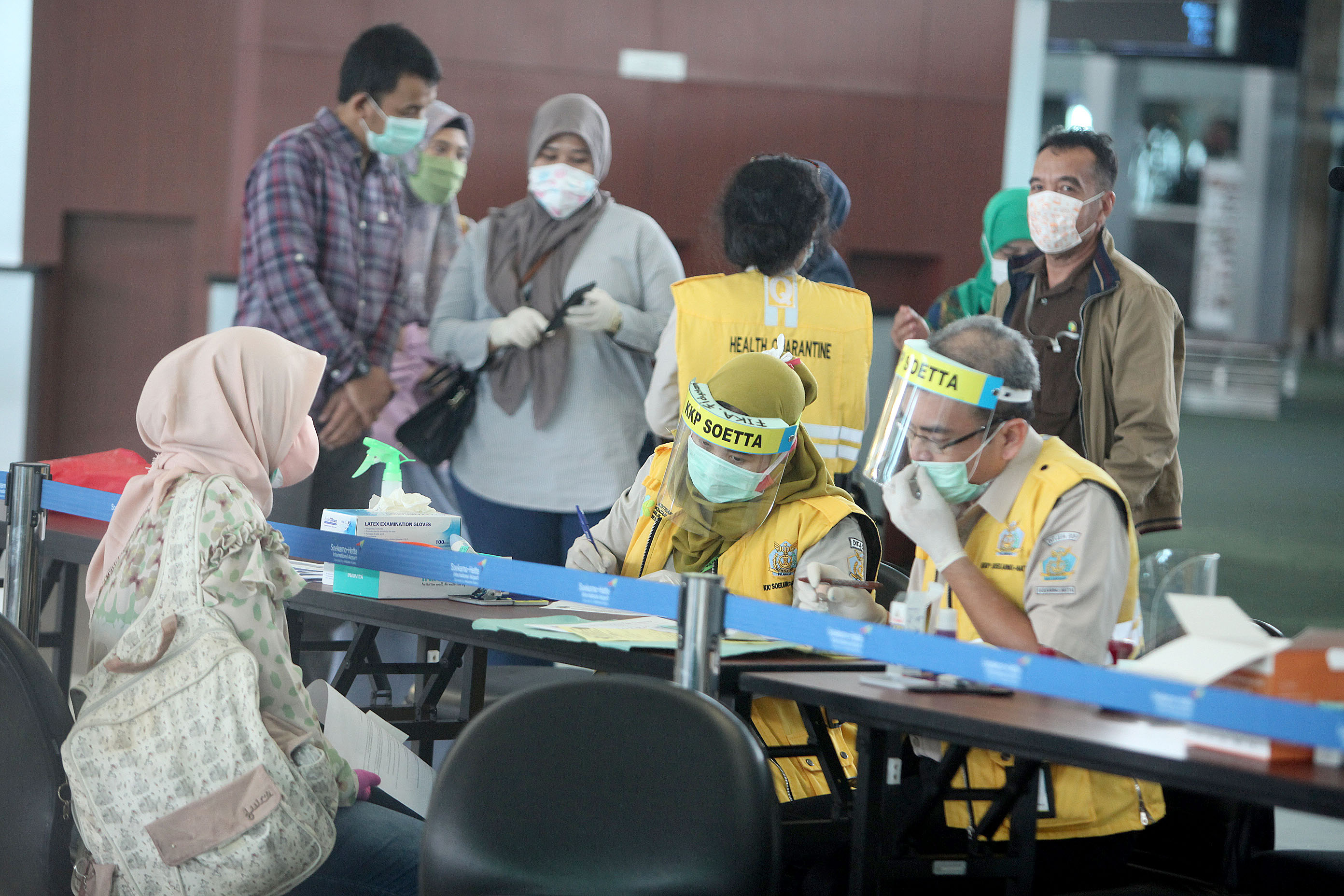  Calon penumpang yang akan bepergian menjalani pemeriksaan dokumen kesehatan di Terminal 3, Bandara Soekarno-Hatta, Tagerang, Banten, Minggu