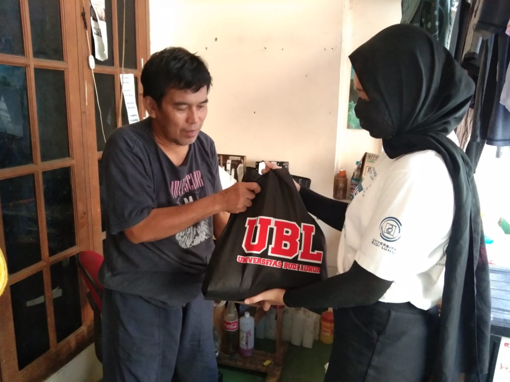 Relawan UBL menyalurkan donasi paket sembako