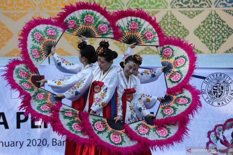 Seniman dari Provinsi Jeju Korea Selatan menampilkan tarian tradisional Buchaechum atau tari kipas di Taman Bustanussalatin, Banda Aceh.