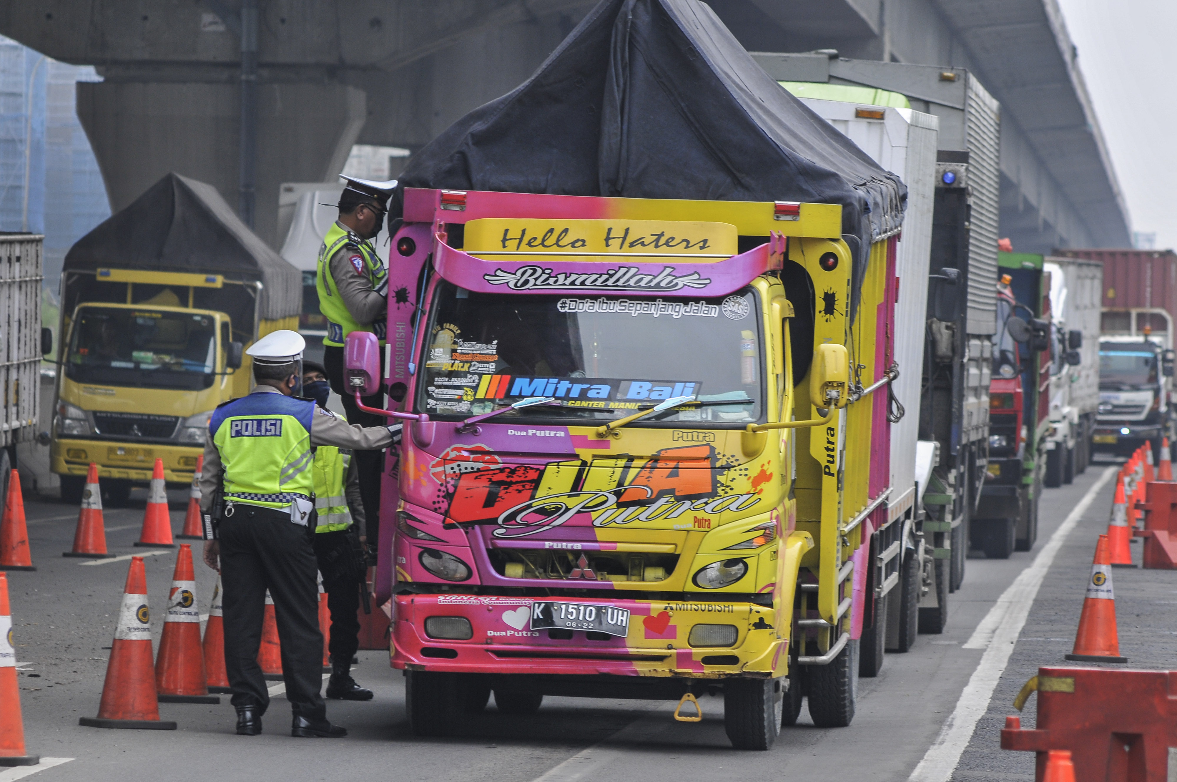 Petugas Kepolisian mengecek muatan truk yang melintasi tol Jakarta-Cikampek