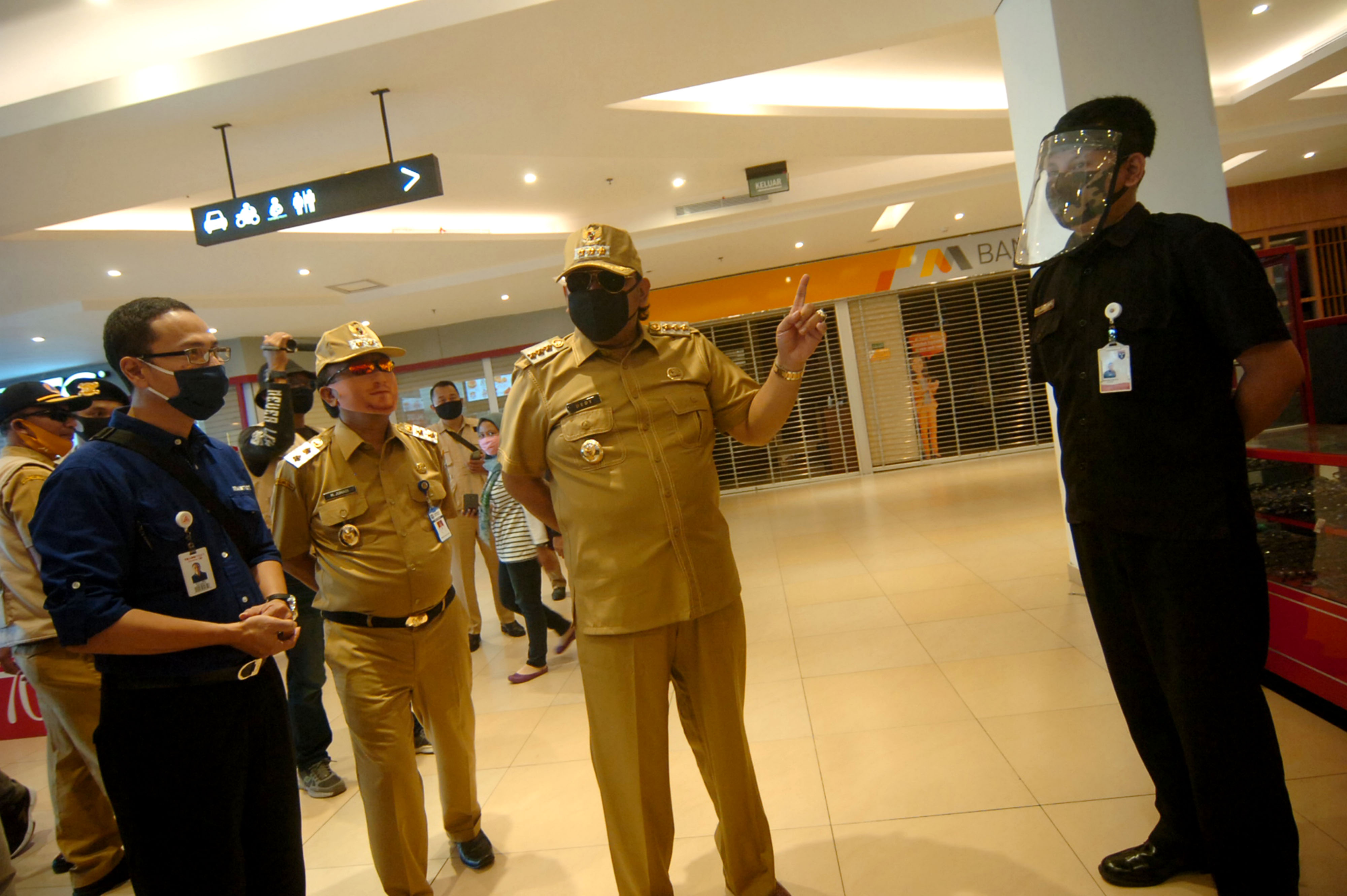 Wali Kota Tegal Dedy Yon Supriyono (kedua kanan) memeriksa protokol kesehatan mal seusai apel pencanangan normal baru, Sabtu (30/5). 