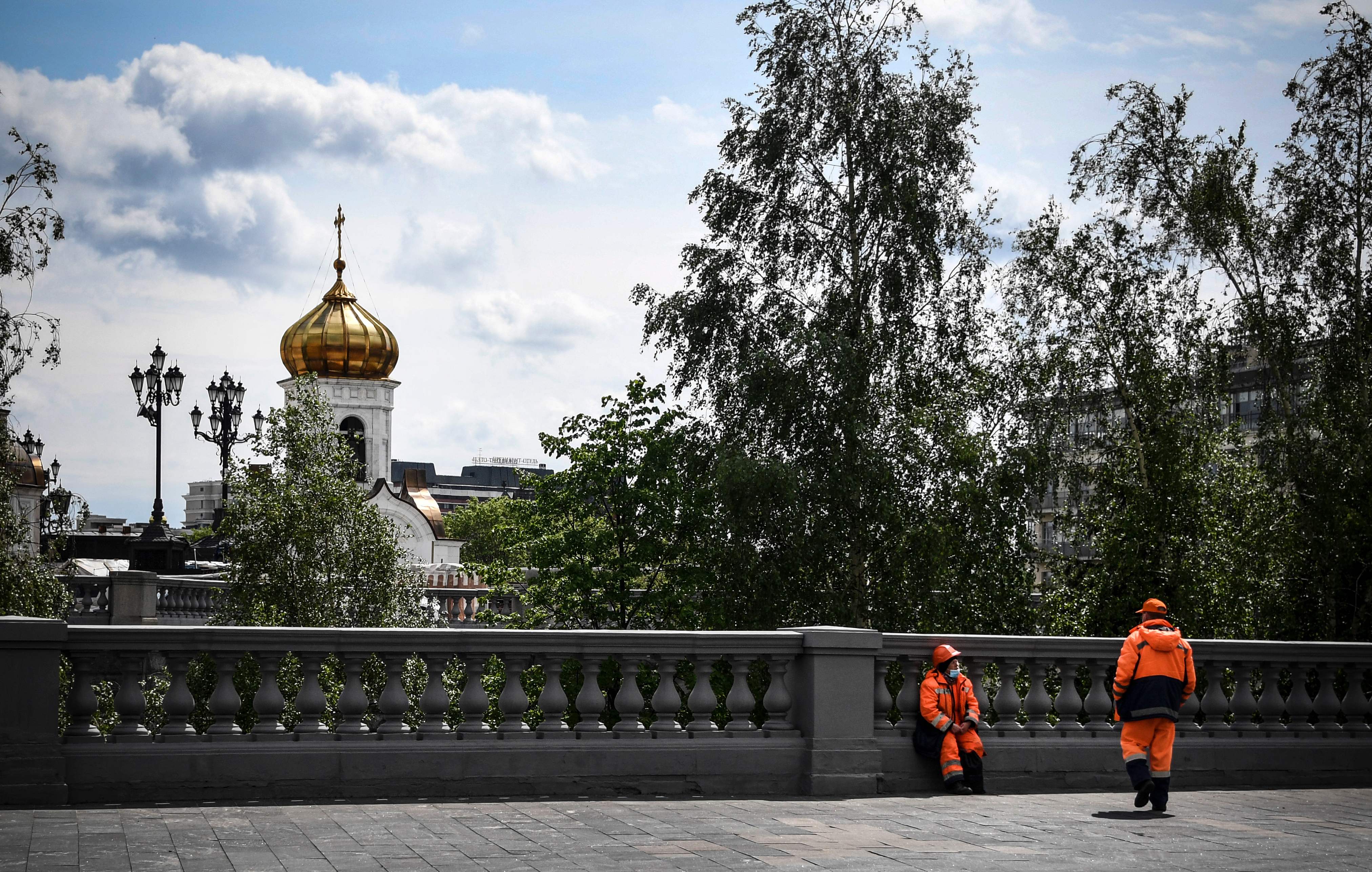 Pekerja sedang beristirahat di Moskow pada 14 Mei 2020