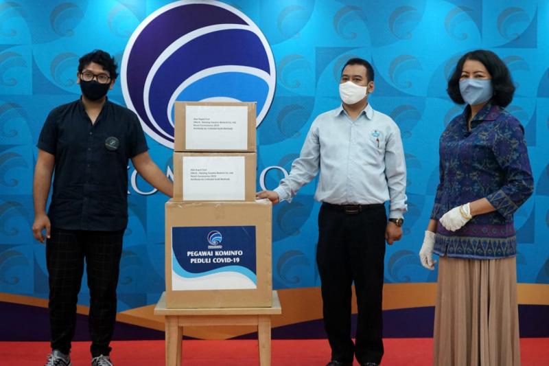 Pegawai Kementerian Kominfo Sumbangkan Rapid Test Kit dan APD