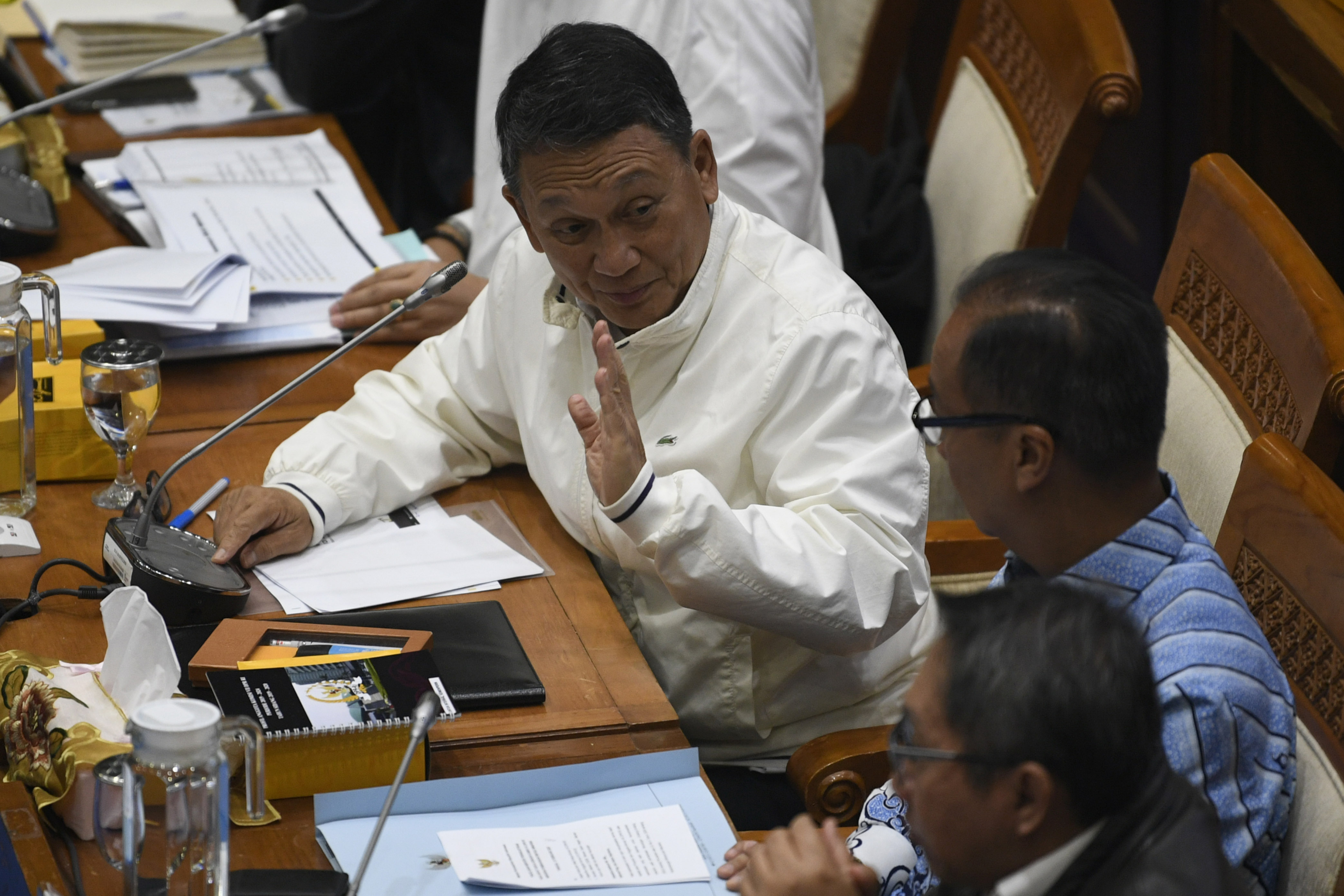 Menteri Energi dan Sumber Daya Mineral Arifin Tasrif (kiri) mengikuti rapat kerja bersama Komisi VII DPR.