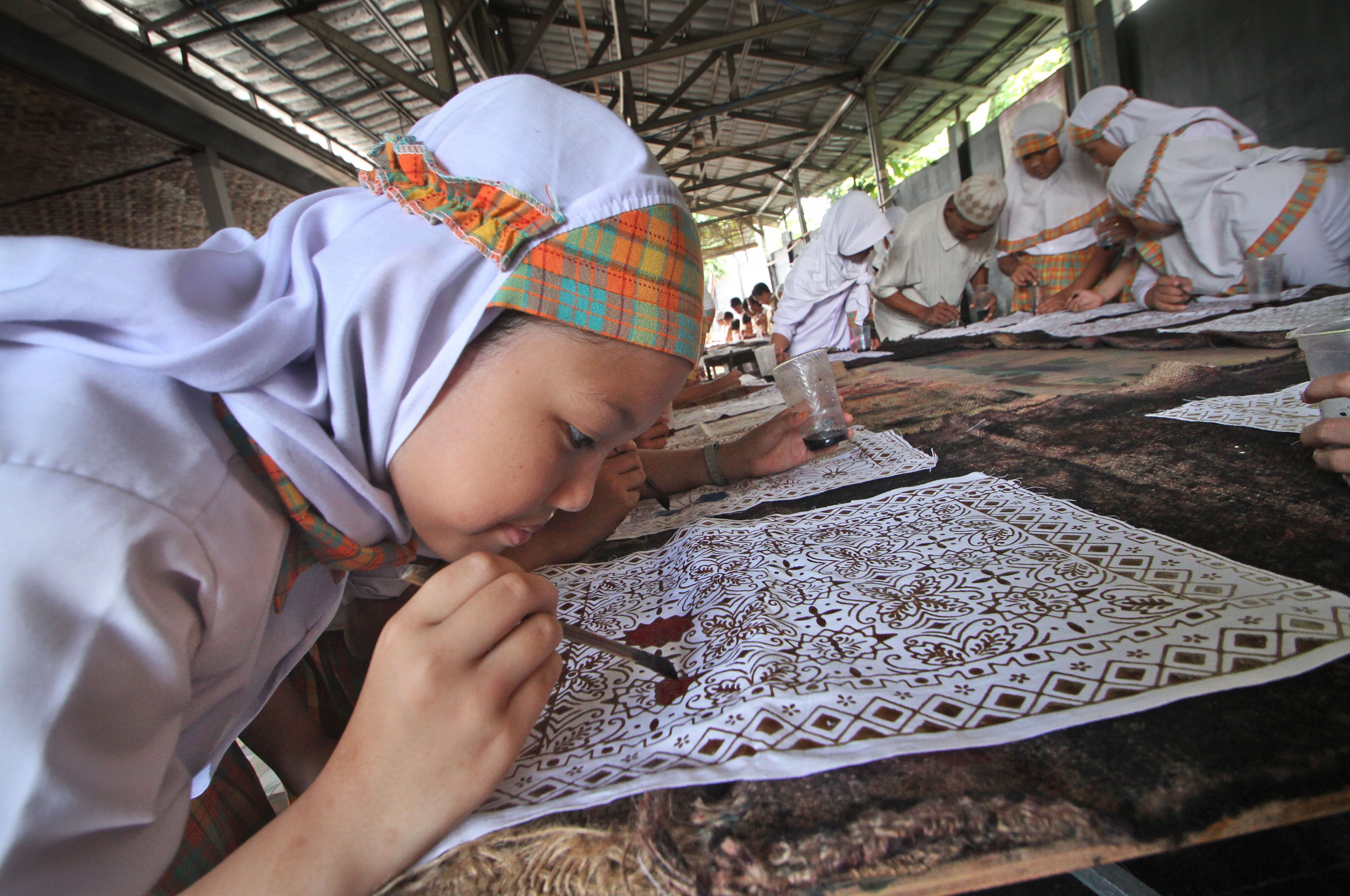 Siswa SD di Serang, Banten, belajar membatik.
