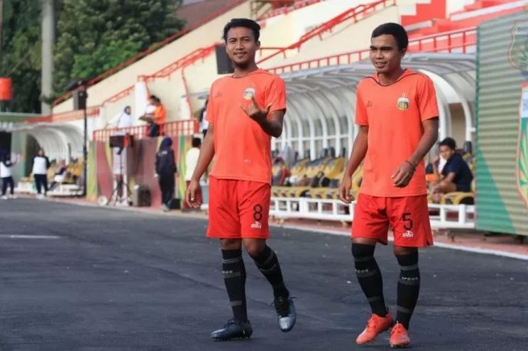 Pemain Bhayangkara FC Muhammad Fatchurohman (kanan).
