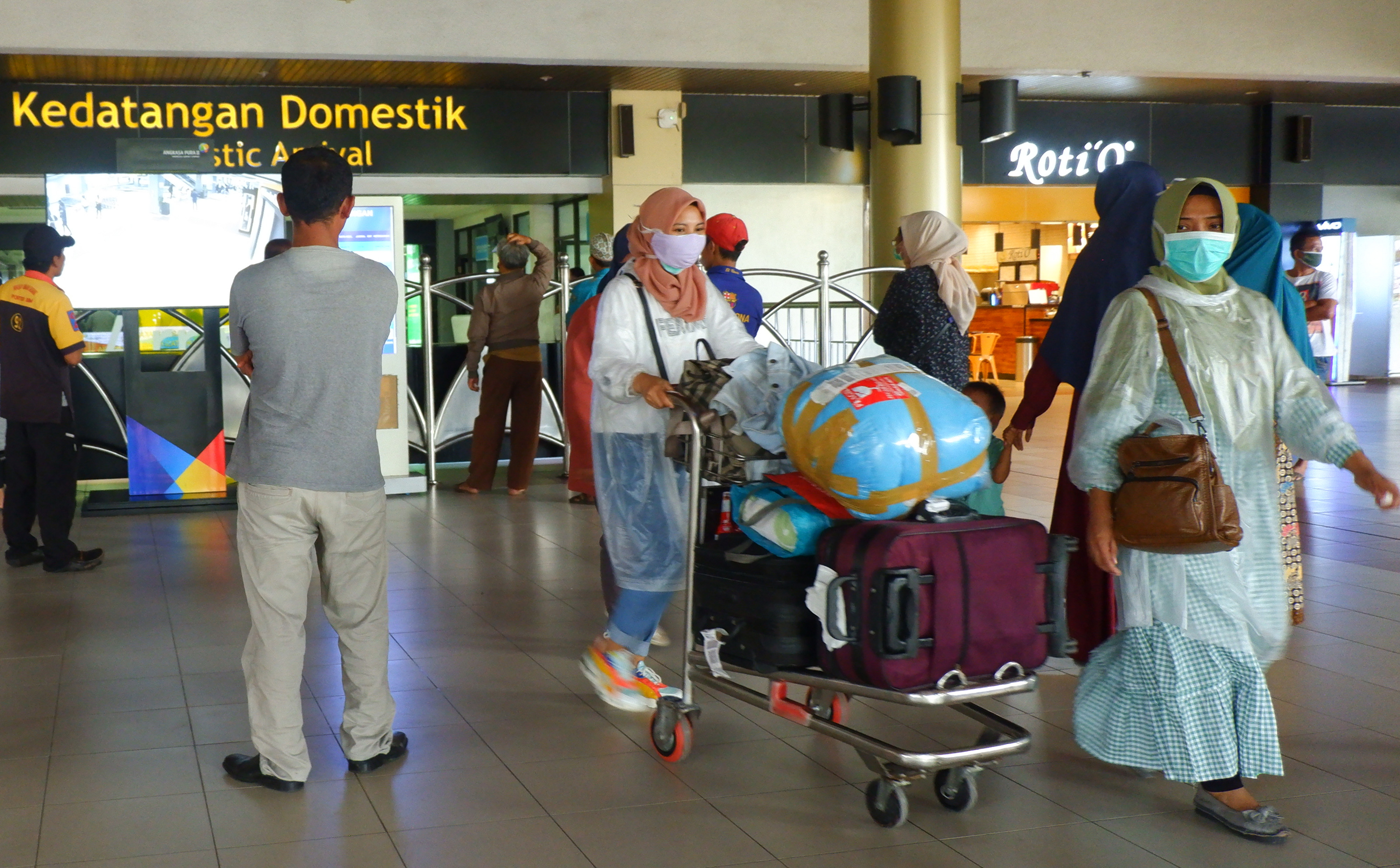 Jumlah penumpang pesawat di terminal kedatangan Bandara Internasional Minangkabau, Sumbar melonjak saat Permenhub No.25/2020 diberlakukan.. 