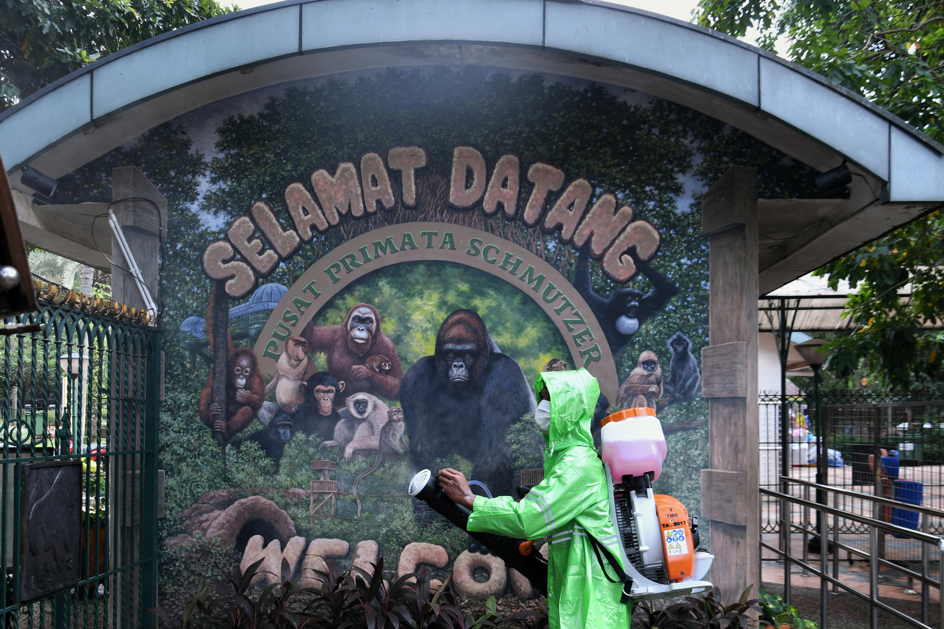 Petugas melakukan penyemprotan disinfektan di Kebun Binatang Ragunan yang sedang ditutup