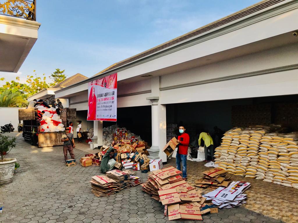 Ribuan Paket Sembakau di rumah Anggota DPR RI Dapil IX Jawa Tengah Dewi Aryani, di Desa Suradadi, Kecamatan Suradadi, Kabupaten Tegal.