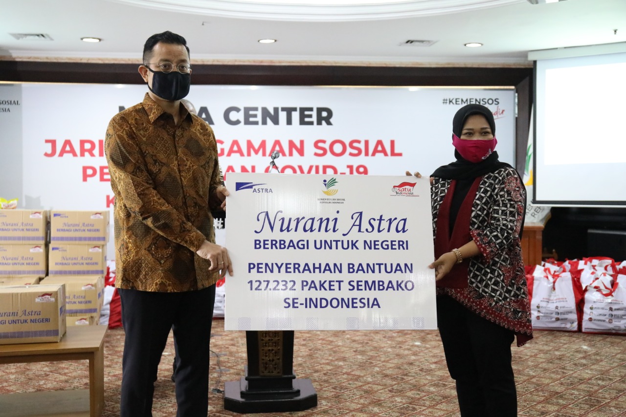 Mensos Juliari P Batubara (kiri) dan Perwakilan PT Astra Internasional Grup, Diah Suran.