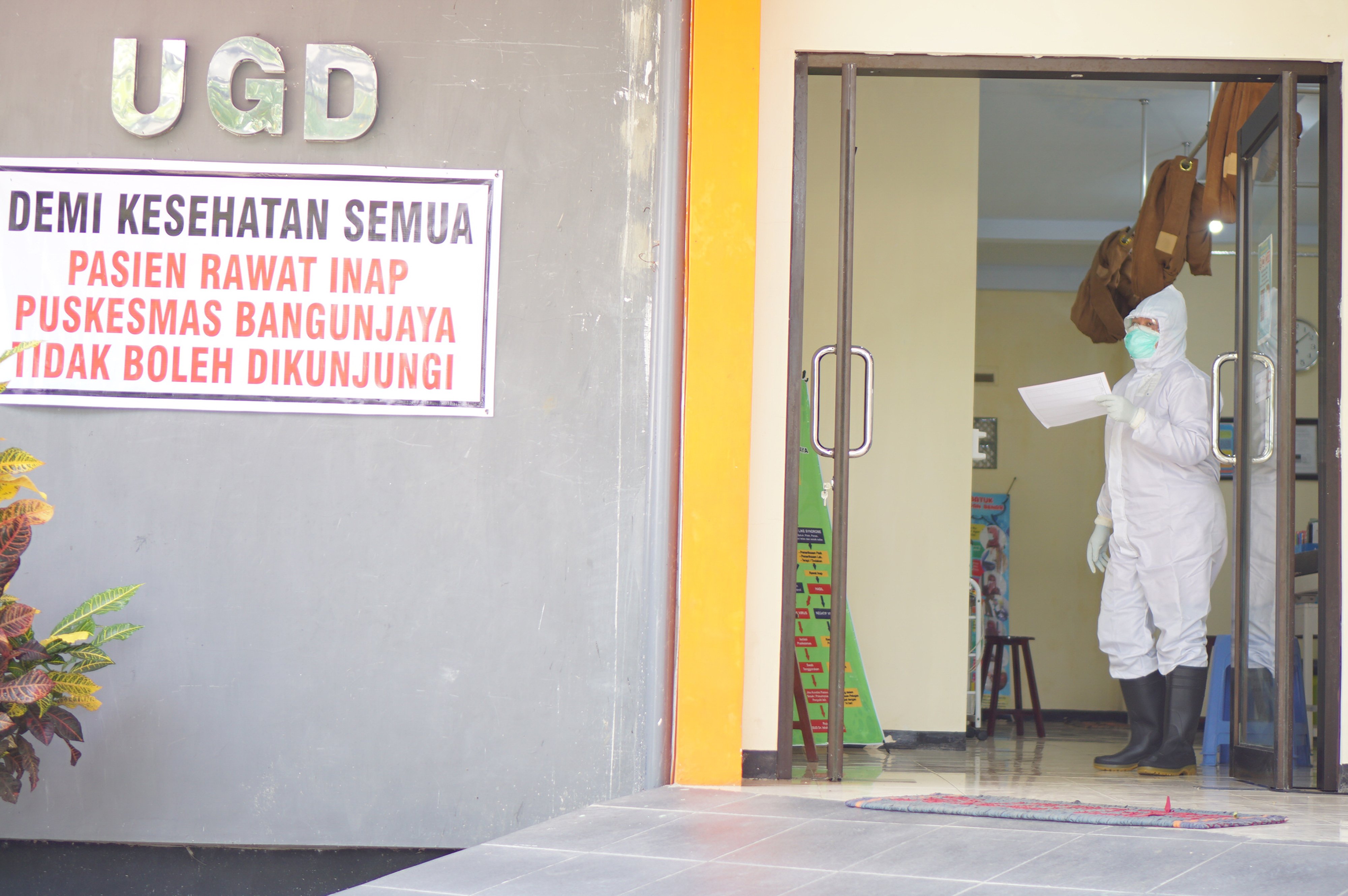 Petugas medis berpakaian hazmat memanggil buruh linting yang menjalani rapid test covid-19 di Puskesmas Bangunjaya, Tulungagung, Senin (4/5)