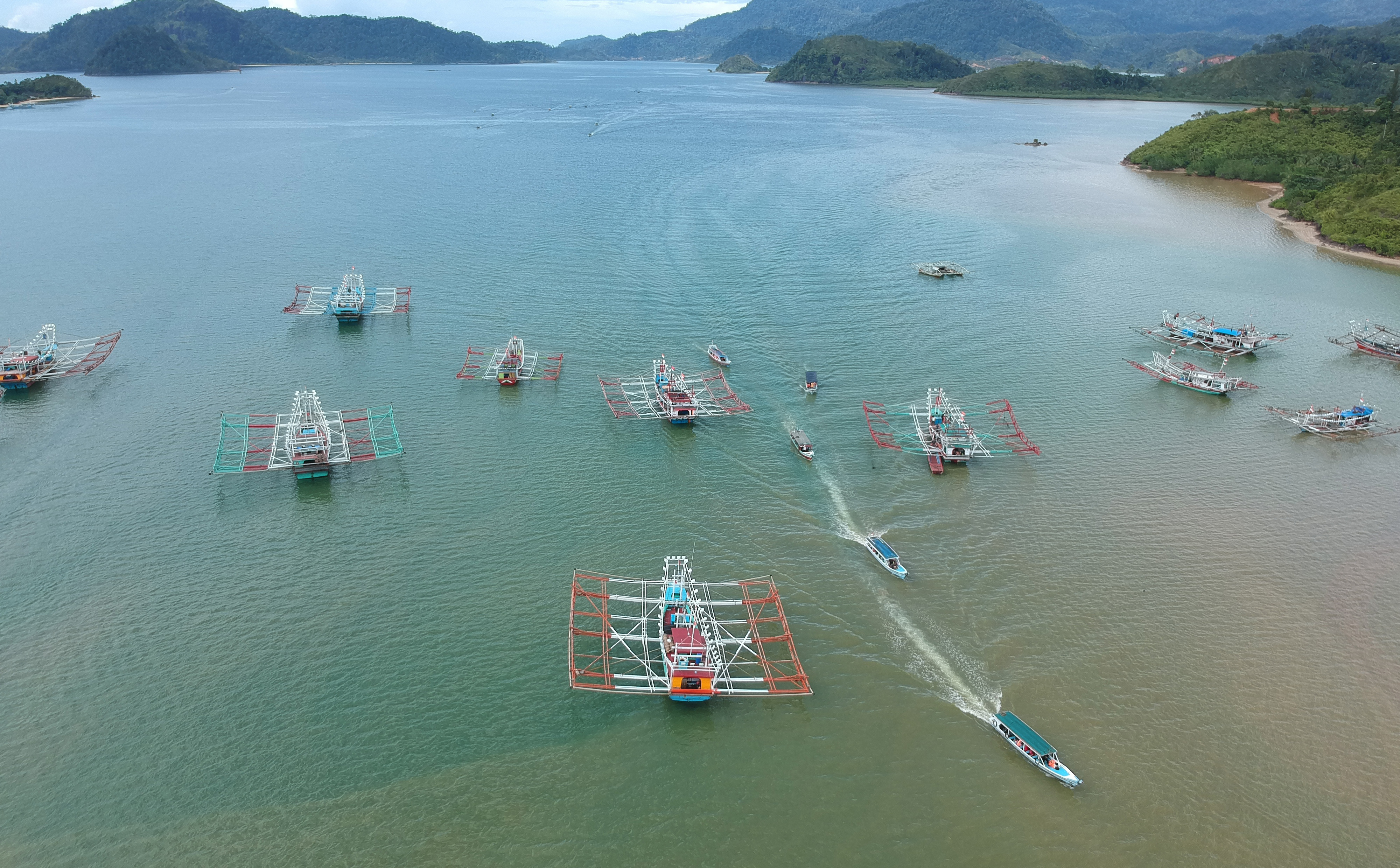  Kapal wisata melintas di Kawasan Wisata Bahari Terpadu (KWBT) Mandeh, Kabupaten Pesisir Selatan, 