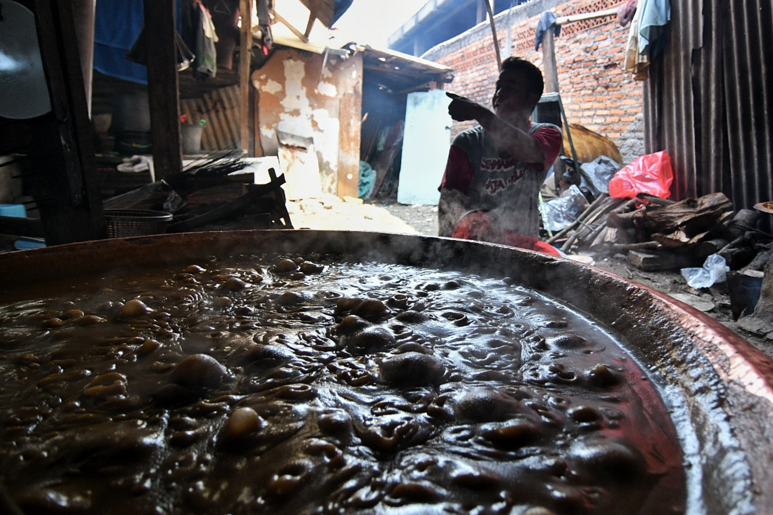  Pekerja sedang mengerjakan produksi dodol Betawi di Kawasan Pasar Minggu, Jakarta Selatan, Sabtu (16/5). 