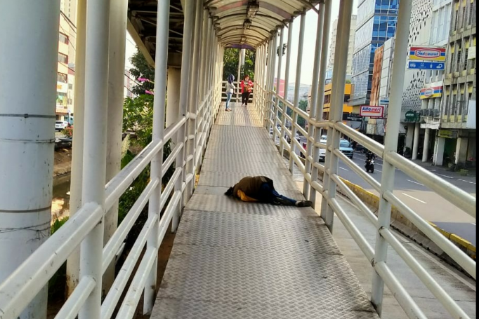 Tangkapan layar perempuan pingsan di lorong pejalan kaki Halte Busway Mangga Dua,
