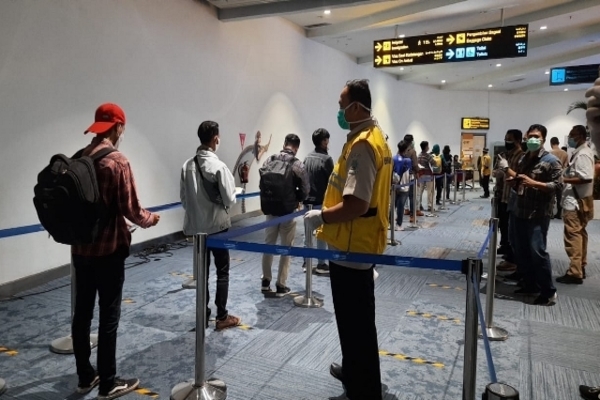 Sebanyak 14 anak buah kapal (ABK) bekerja di kapal berbendera Tiongkok, Long Xing 629 tiba di Terminal 3 Bandara Soekarno-Hatta (8/5).