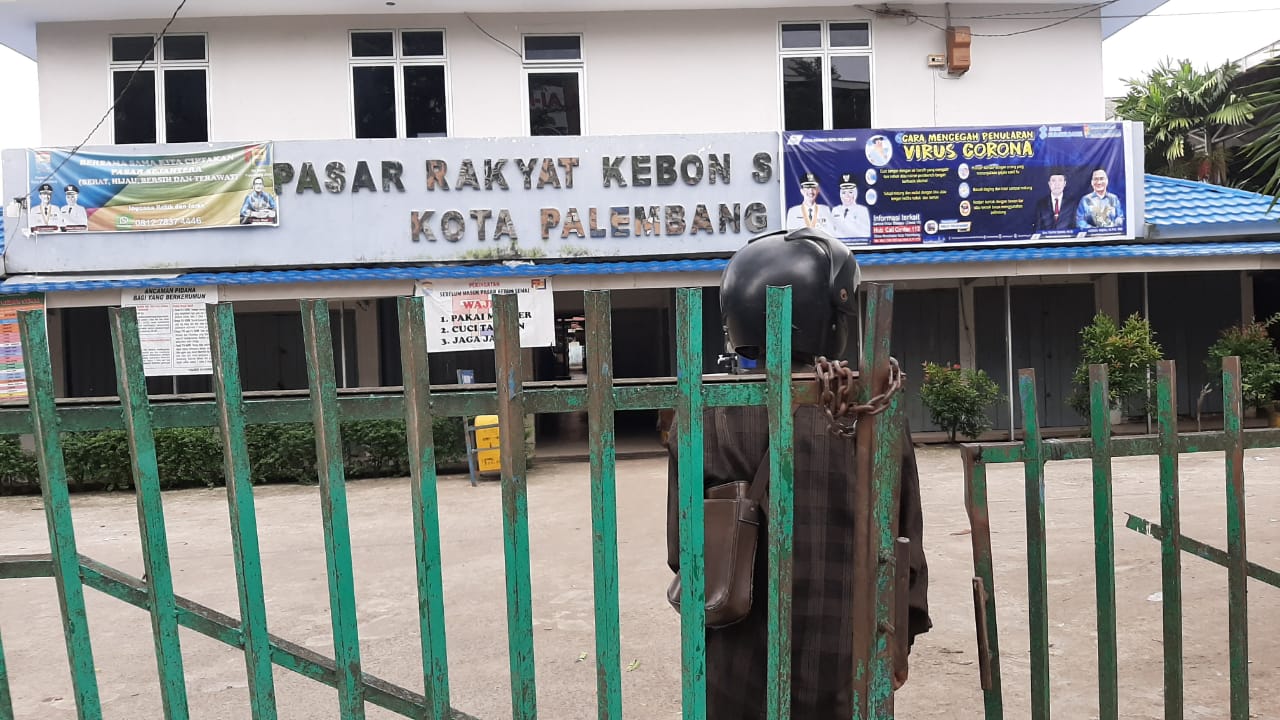 Pasar Tradisional Kebon Semai Palembang ditutup akibat satu pedagang berstatus PDP Covid-19 meninggal pada Selasa (25/5)