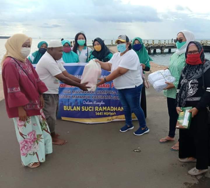 Ketua PKK Kabupaten Sorong Junita Linda Kamuru memberikan takjil dan alat salat kepada warga Distrik Mayamuk, Rabu (20/5/2020).