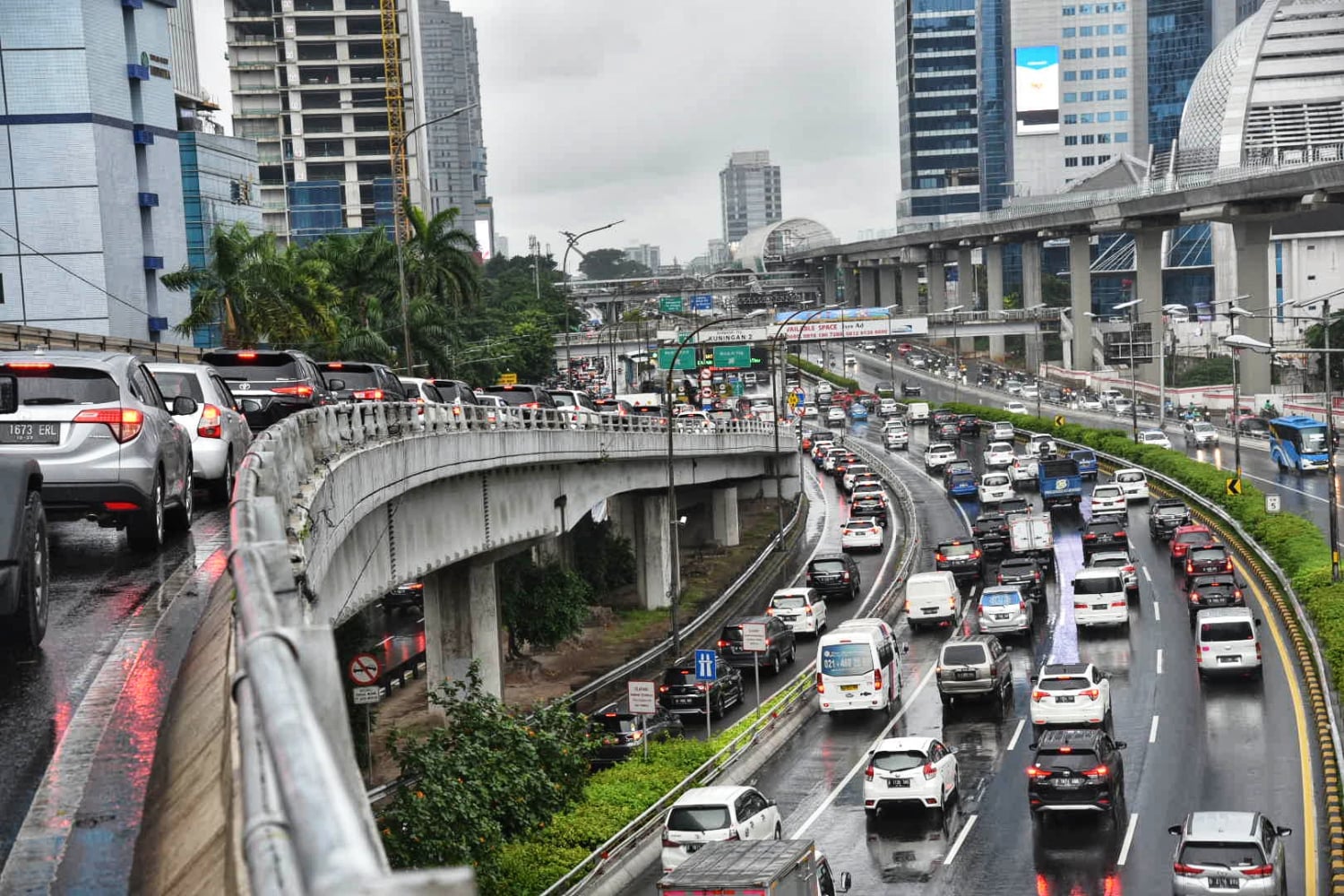Kemacetan terjadi di  Jalan Gatot Subroto Jakarta di tengah penerapan PSBB, Senin (18/5) 