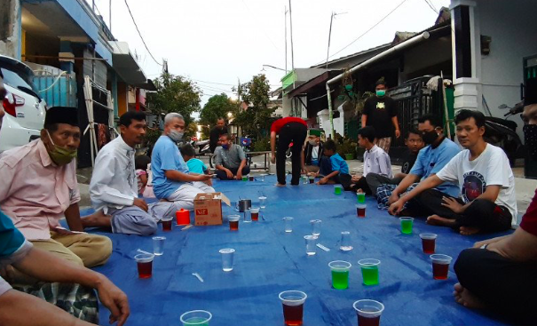 Sejumlah warga duduk sambil menunggu waktu berbuka, Cikarang Barat, Bekasi, Jumat (22/5/2020). 