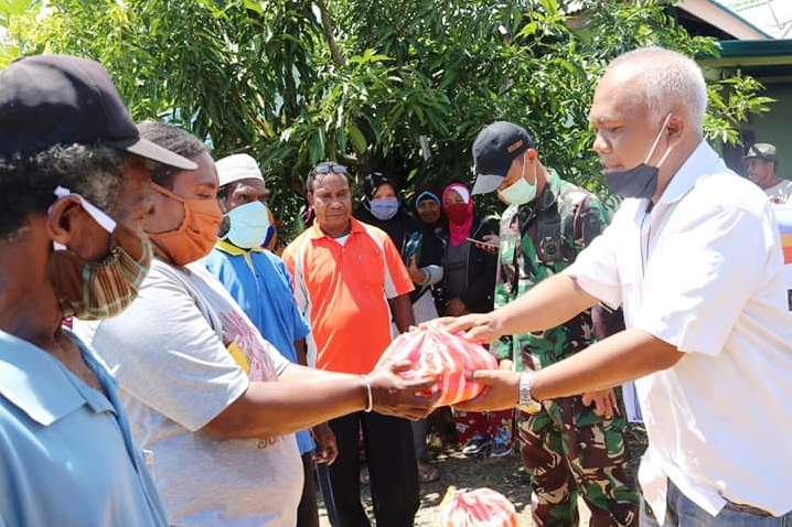 Pemerintah Kabupaten Sorong menyerahkan bantuan sembako. 
