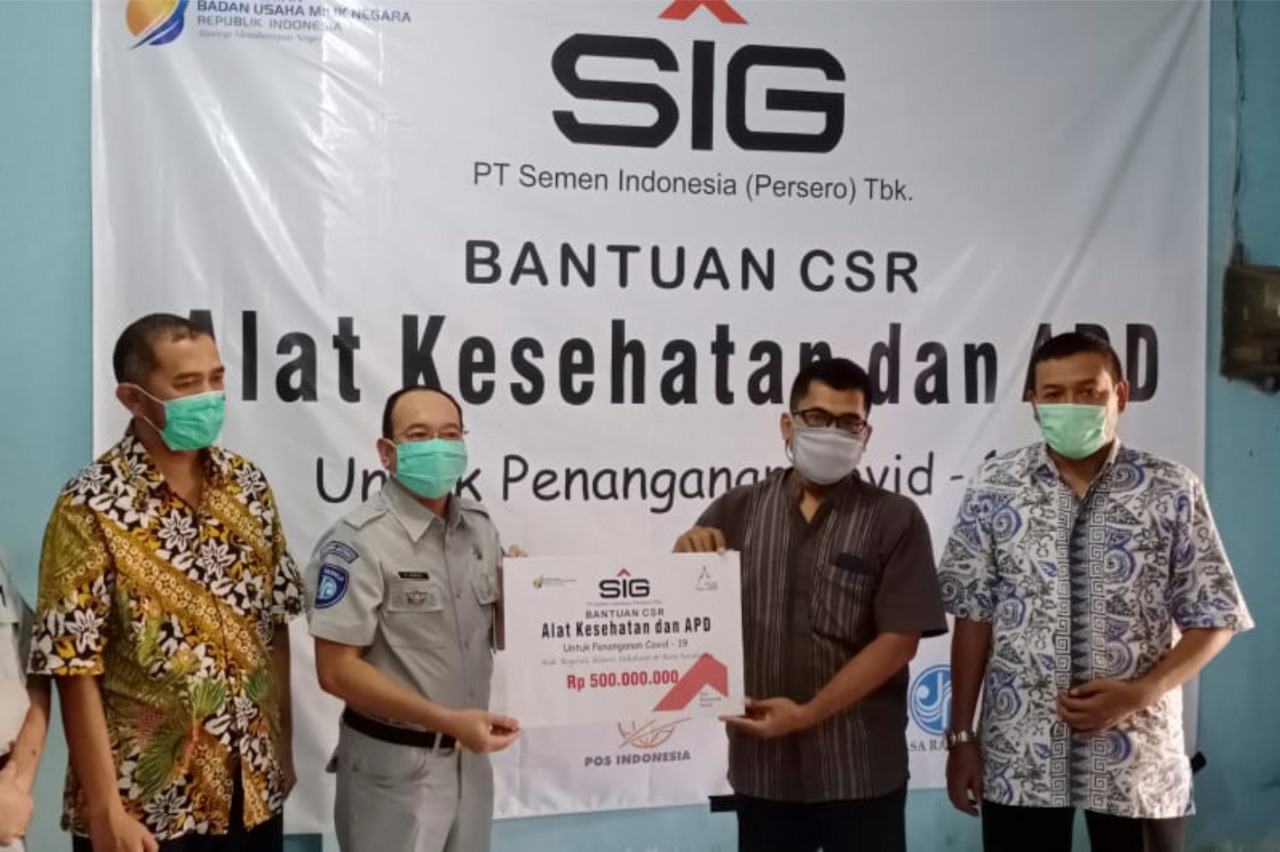 PT SEMEN Indonesia (Persero) Tbk (SIG) menyalurkan bantuan Alat Kesehatan (Alkes) dan Alat Pelindung Diri (APD) senilai Rp 500 juta.