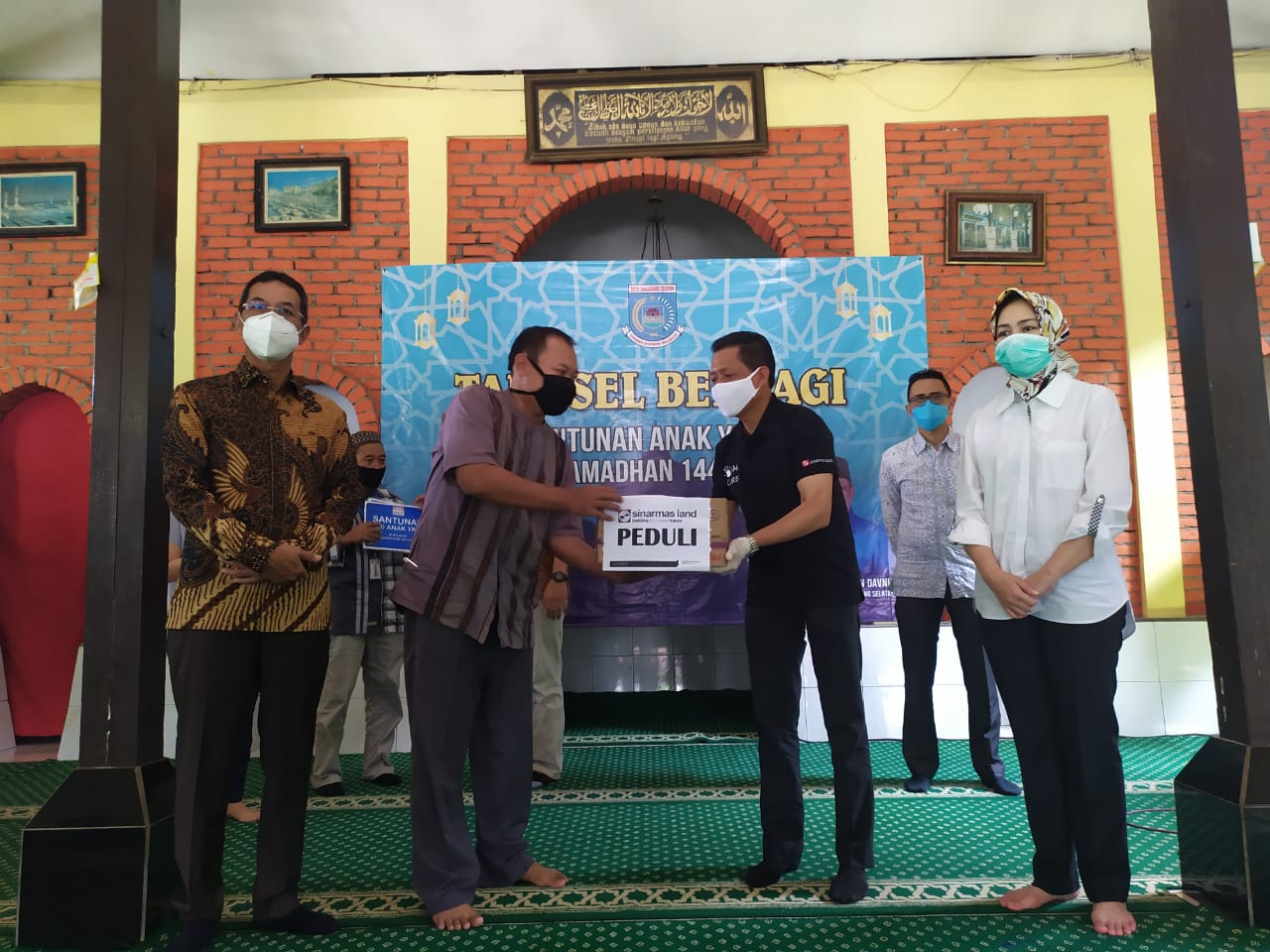 Kepala Divisi Corporate Affairs Sinar Mas Land, Dony Martadisata menyerahkan bantuan.