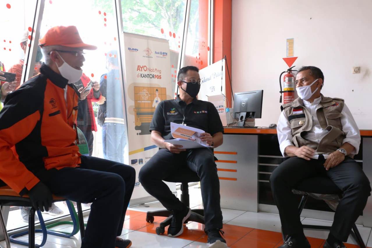 Mensos Juliari P Batubara meninjau langsung proses penyaluran BST kepada KPM di Kantor Pos Kota Cimahi, Minggu (10/5/2020).
